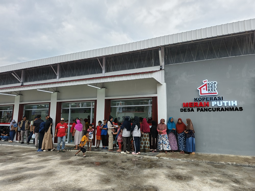 Warga berdatangan di Koperasi Desa Merah Putih Desa Pancuranmas, Kecamatan Secang, Kabupaten Magelang yang sudah beroperasi.