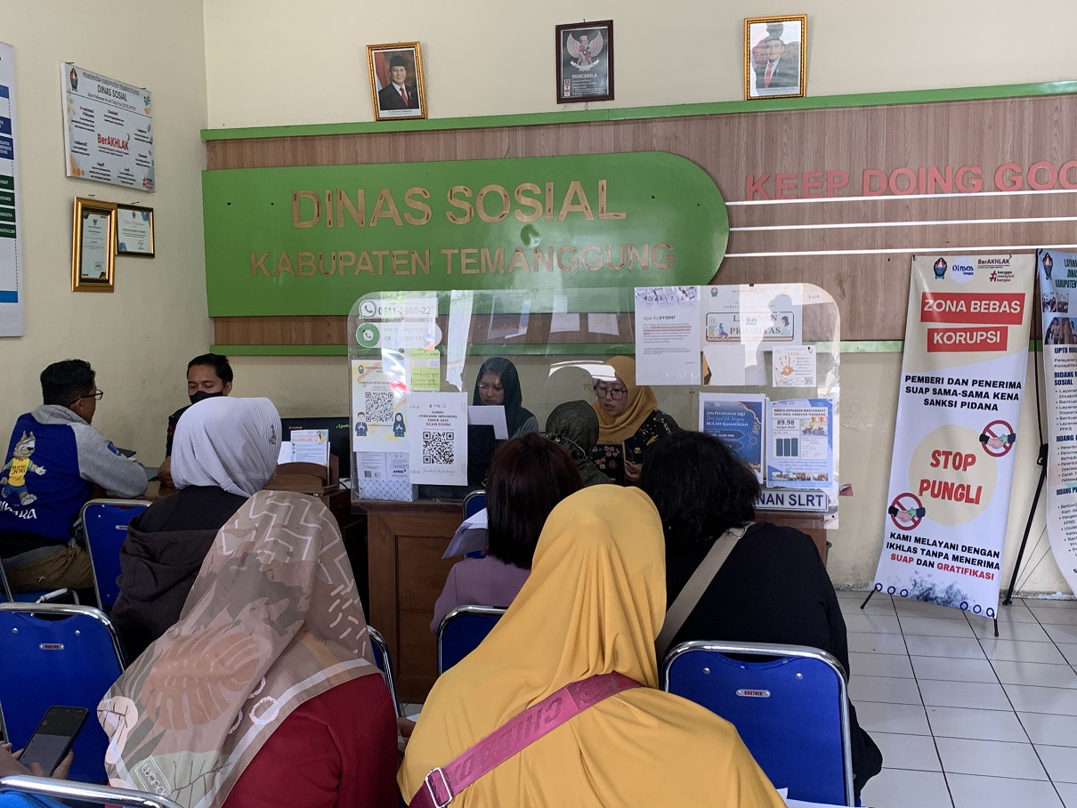 Warga mengantre untuk mengaktifkan kepesertaan BPJS PBI yang sebelumnya dinonaktifkan, Kamis (19/2/2026).