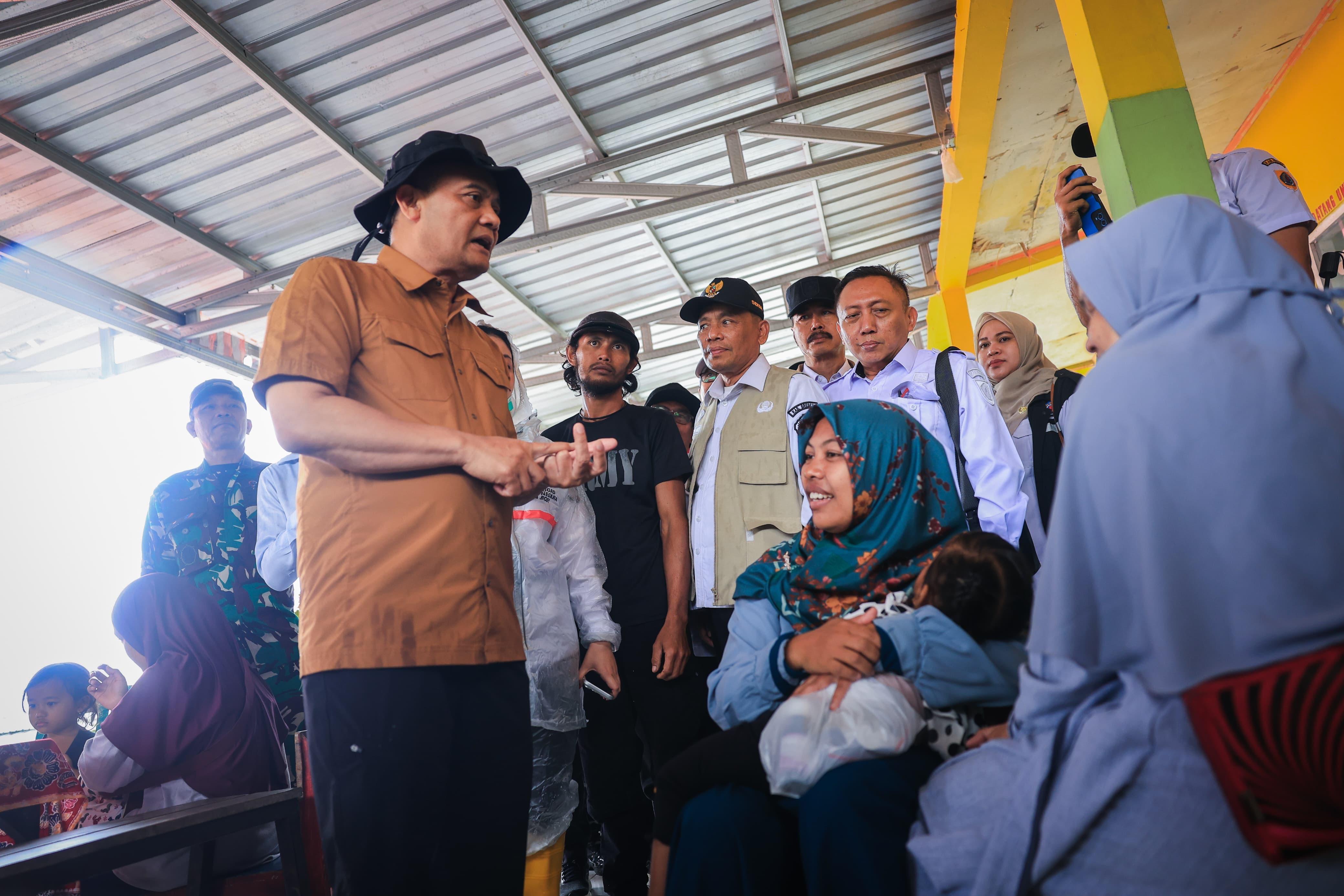 Gubernur Ahmad Luthfi mengunjungi pengungsi tanah gerak Desa Sridadi, Sirampog Brebes yang mengikuti pelayanan kesehatan Speling.