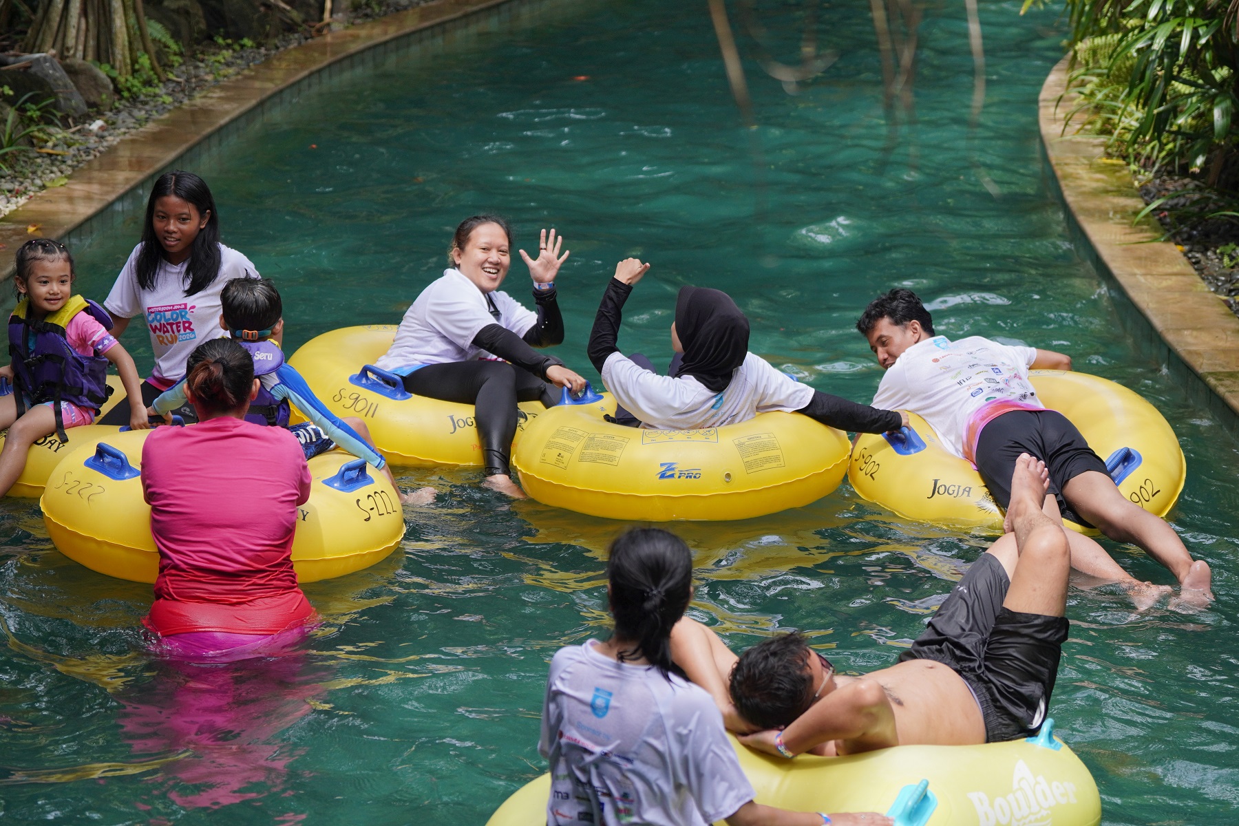 Pengunjung bersantai di salah satu wahana Waterboom Jogja.