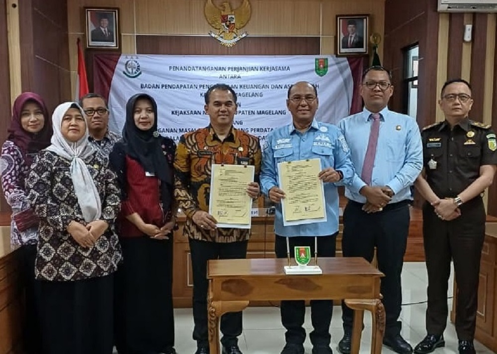 Penandatanganan kerja sama&nbsp;oleh Kepala BPPKAD Kabupaten Magelang M. Taufiq Hidayat Yahya dan Kepala Kejari Kabupaten Magelang Robin Abdi Ketaren dalam optimalisasi PAD.