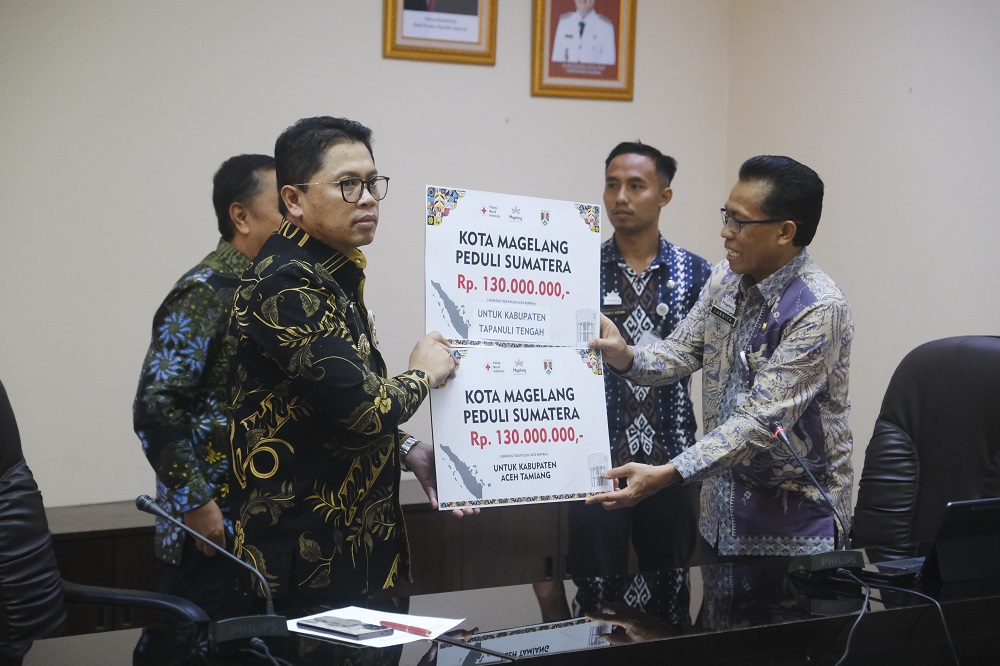 Wali Kota Magelang Damar Prasetyono menyerahkan bantuan Peduli Sumatera sebesar Rp 260 Juta untuk Kabupaten Tapanuli dan Kabupaten Aceh Tamiang&nbsp;