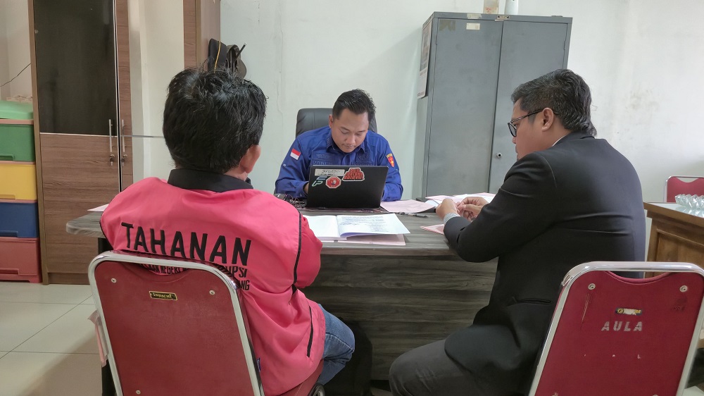 Kades Girimulyo, Kecamatan Windusari, Kabupaten Magelang BDM saat menjalani pemeriksaan sekaligus penetapan menjadi tersangka kasus korupsi dana desa, Kamis (19/2/2026).