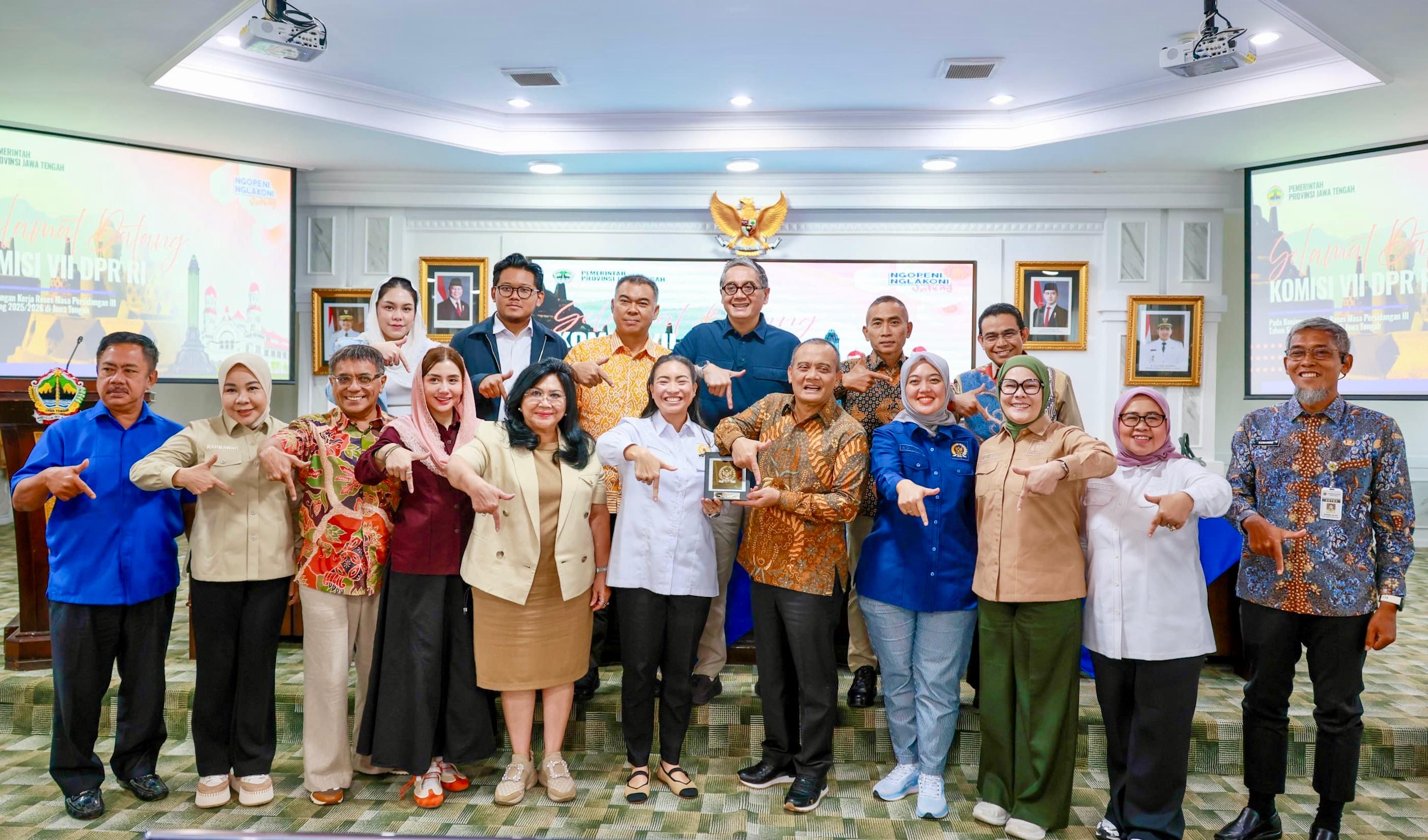 Komisi VII DPR RI  foto bersama Gubernur Jateng Ahmad Luthfi dan Sekda Sumarno ketika  mengadakan reses kunjungan kerja ke kantor gubernur, Jumat (20/2/2026).