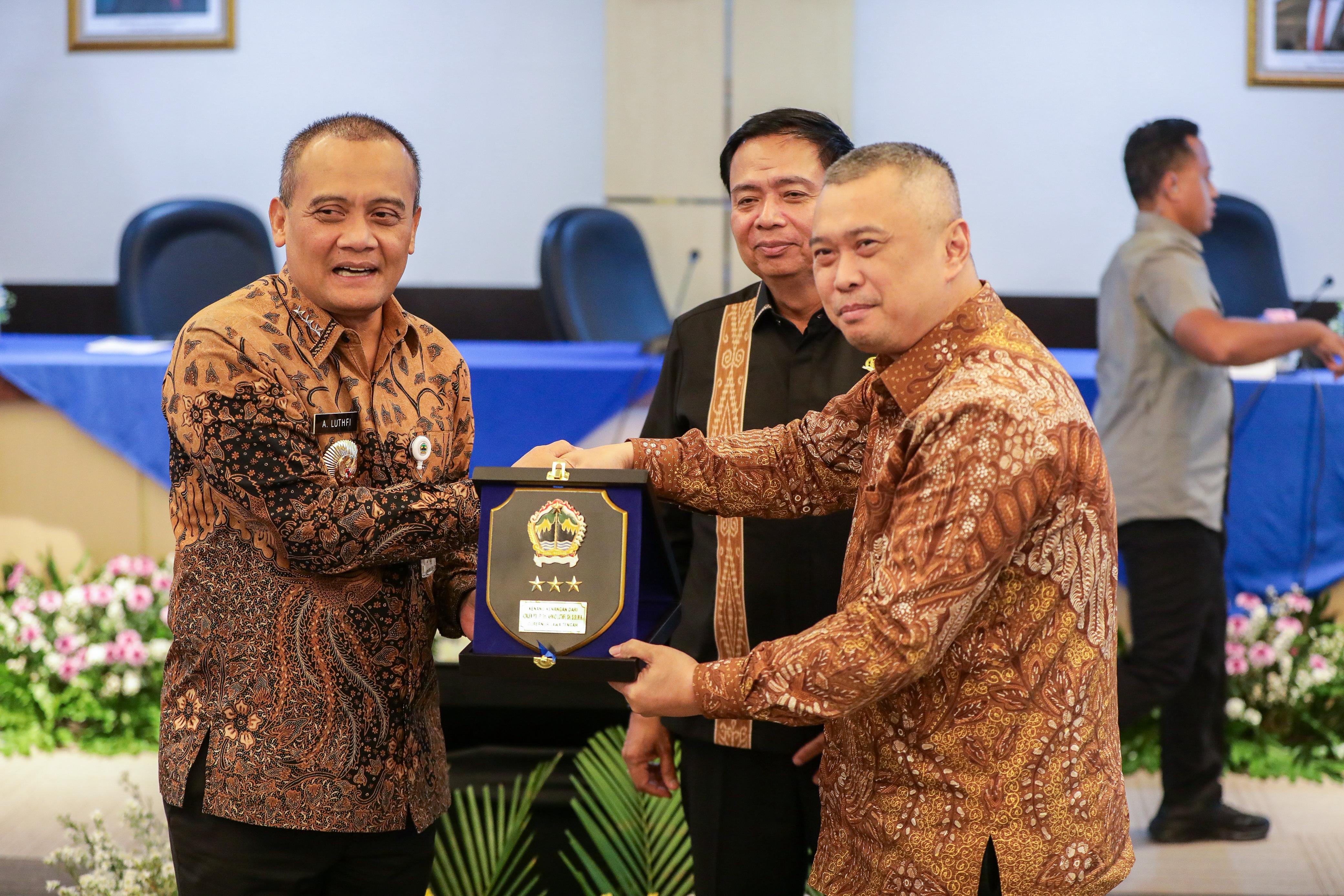Gubernur Ahmad Luthfi  menyerahkan cinderamata kepada Menteri Perhubungan  Dudy Purwagandhi, Jumat (20/2/2026).