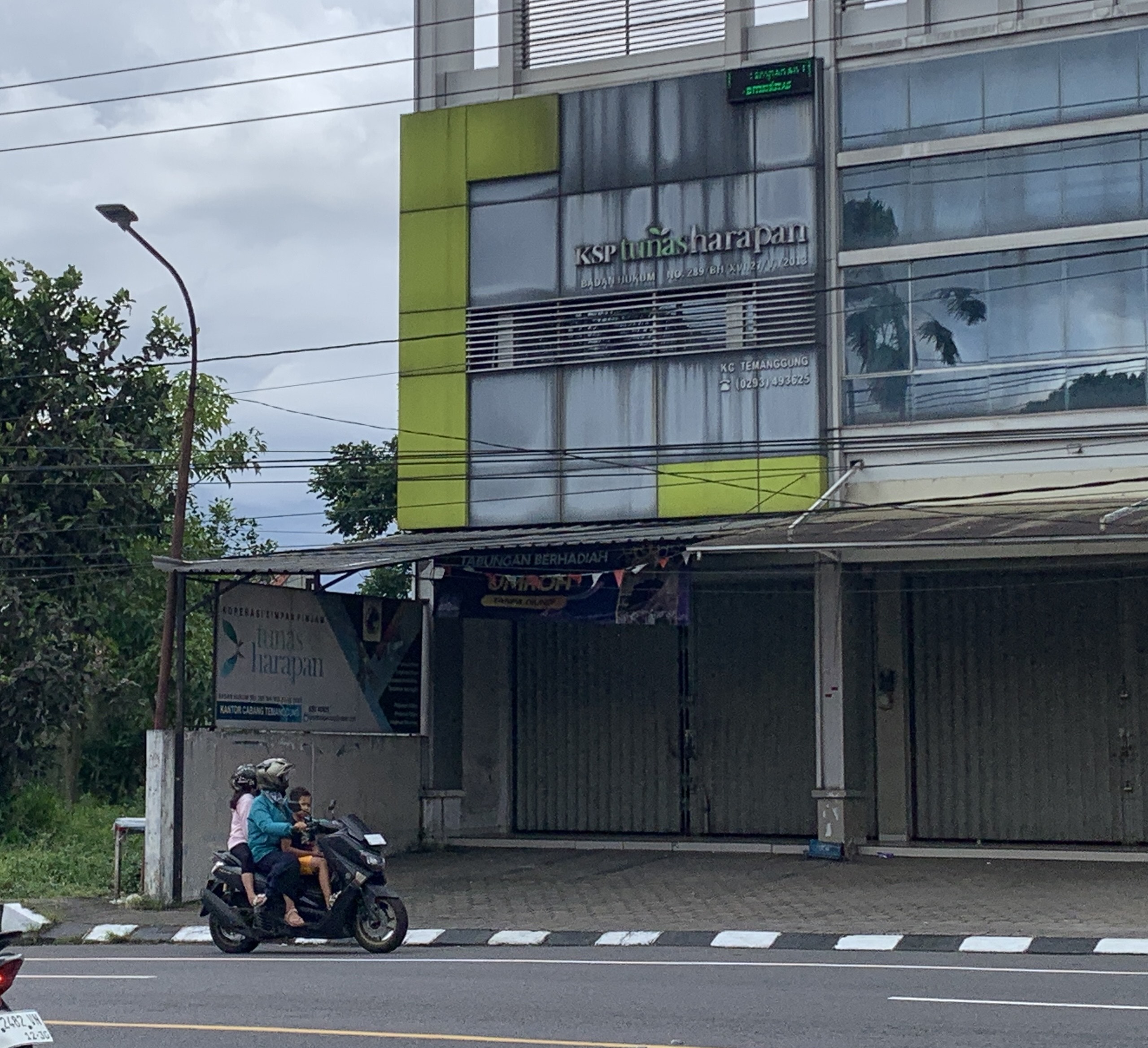 Kantor KSP Tunas Harapan cabang Temanggung yang berada di Jalan Suwandi-Suwardi, Kowangan, tampak sepi tak ada aktivitas kantor, Jumat (20/2/2026).