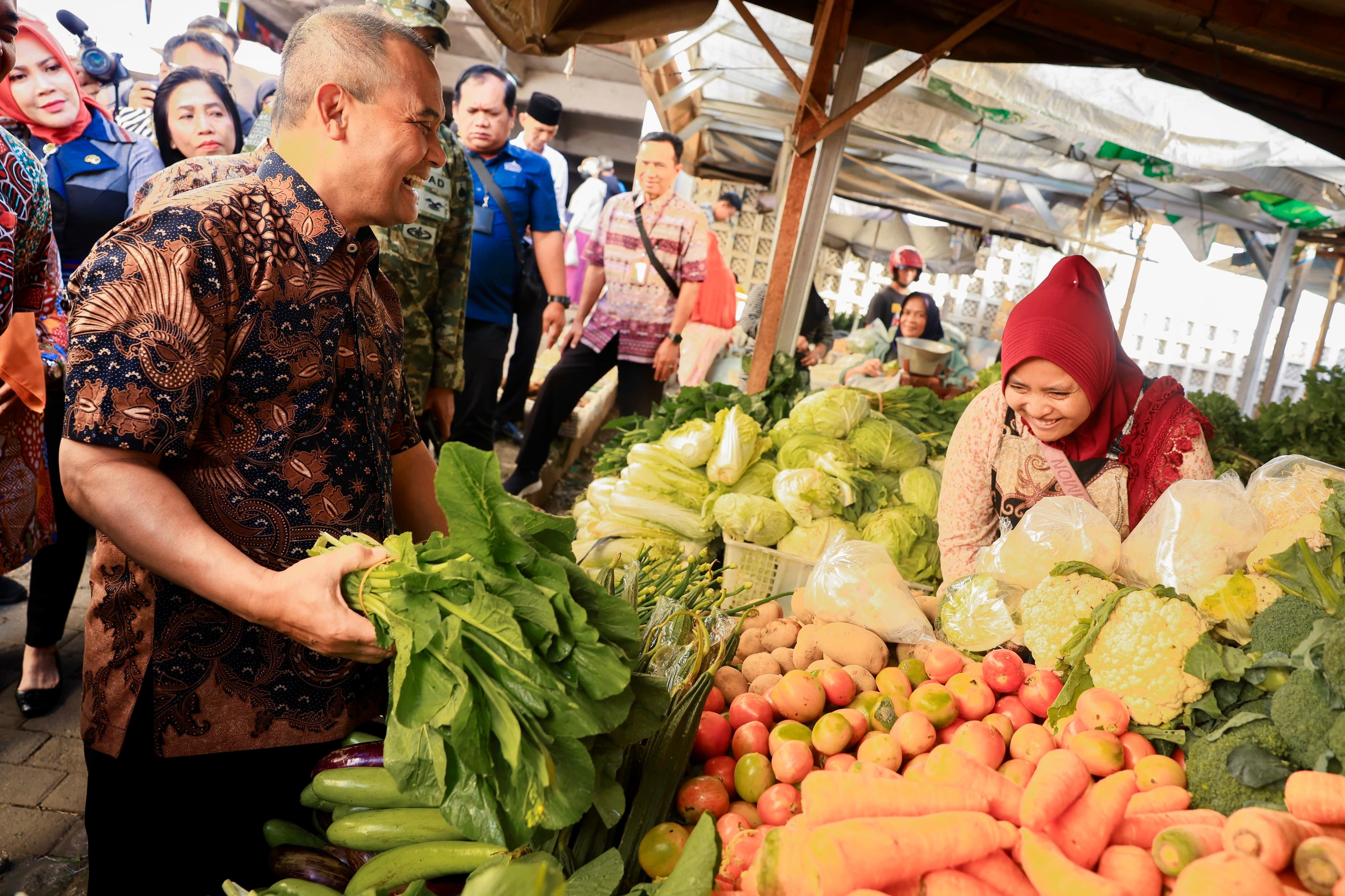 Gubernur Ahmad Lutfhi berbincang dengan pedagang sayur di Pasar Projo Ambarawa, Kabupaten Semarang, Jumat (20/2/2026). Gubernur dan Bupati Semarang mengecek stok dan harga bahan pokok.