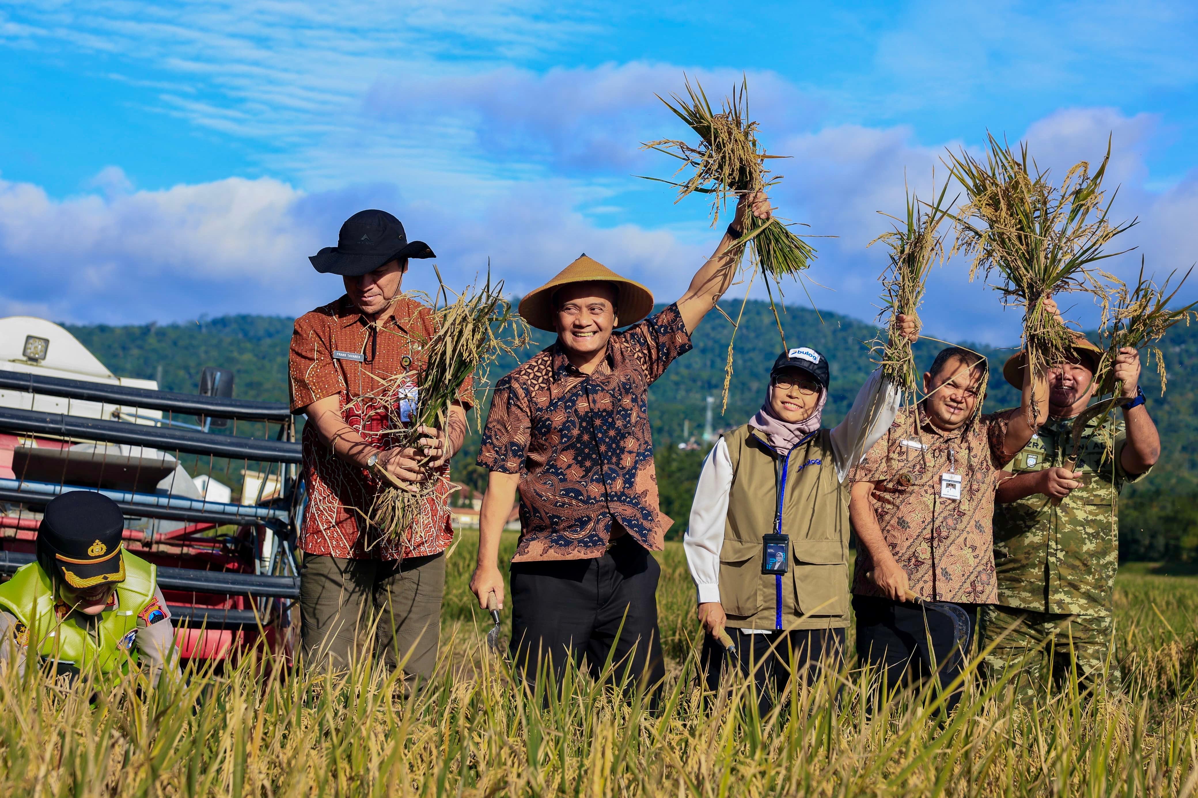 Panen padi serentak yang dipusatkan di Desa Jambu, Kecamatan Jambu, Kabupaten Semarang dipimpin Gubernur Jawa Tengah, Ahmad Luthfi, Jumat (20/2/20265).