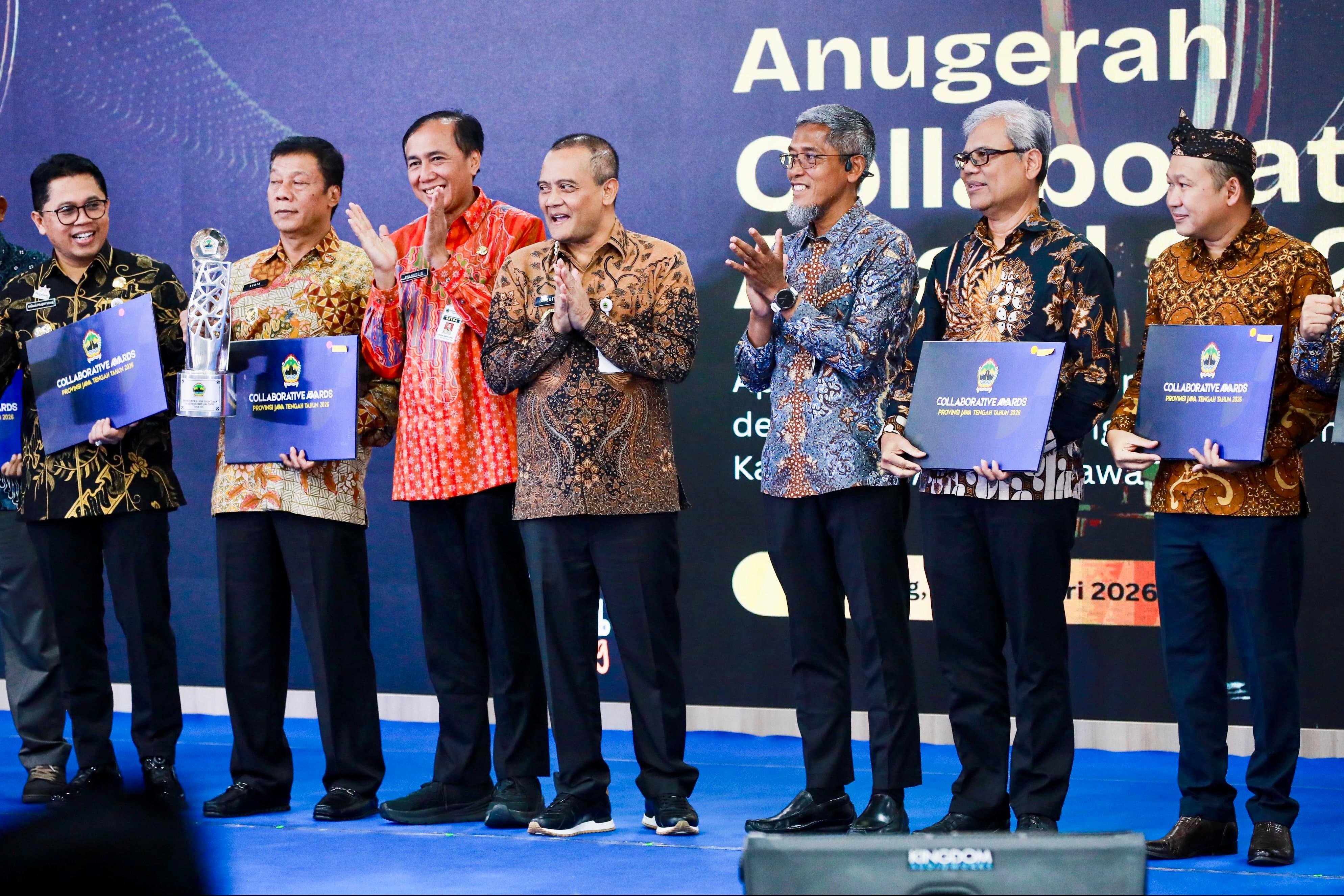 Gubernur Ahmad Luthfi bersama kepala daerah dan pimpinan perguruan tinggi dalam acara Anugerah Collaborative Award 2026 di Gradhika Bhakti Praja, Jumat (20/2/2025).