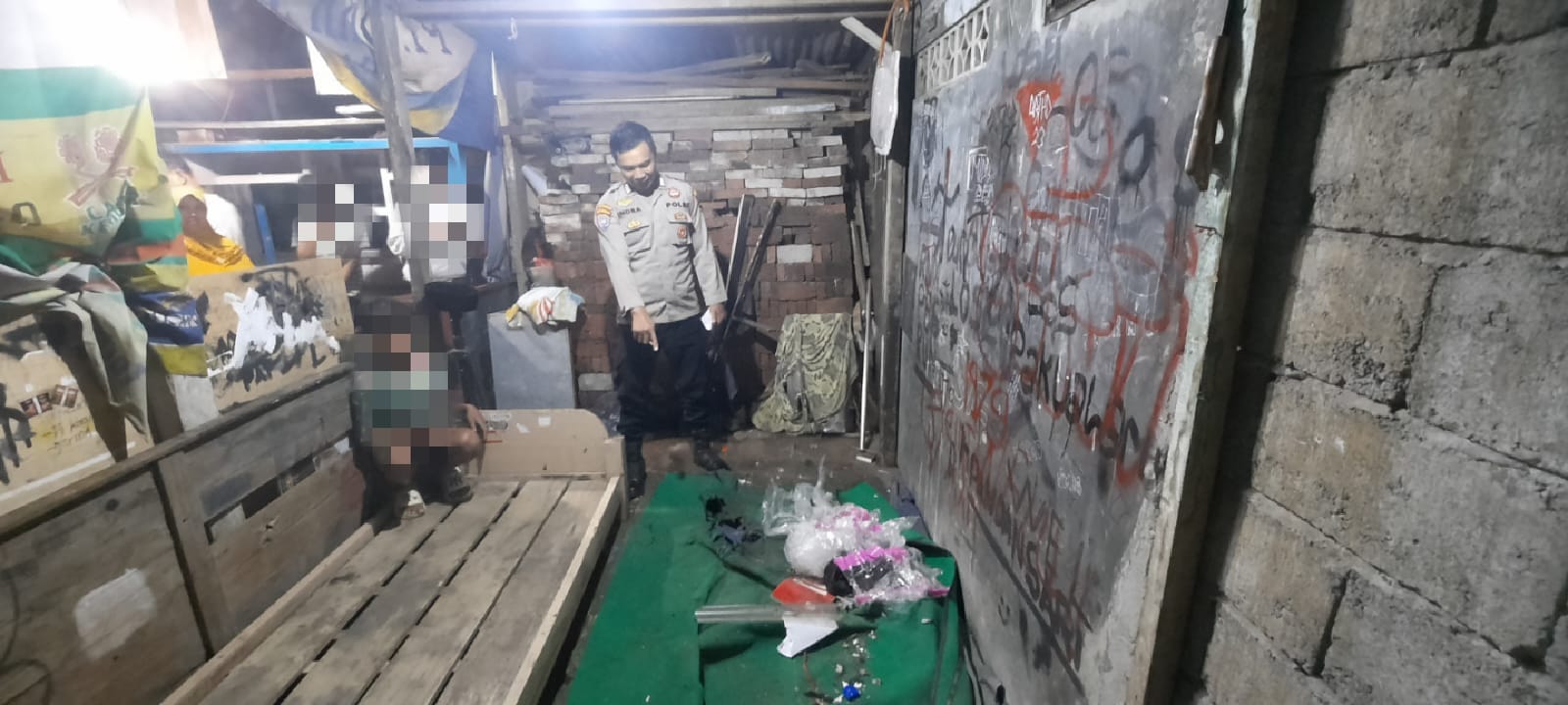 Polisi menunjukkan bahan-bahan petasan yang memicu terjadinya ledakan di Pandansari, Kertek, Wonosobo, Kamis (19/2/2026) malam. 