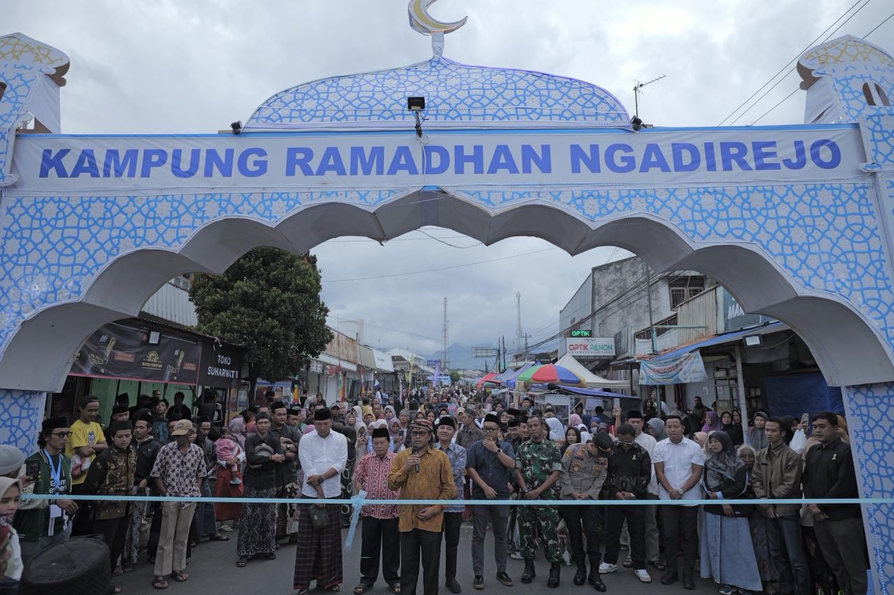Bupati Temanggung Agus Setyawan membuka Kampung Ramadan Ngadirejo yang ramai dikunjungi masyarakat setempat.  