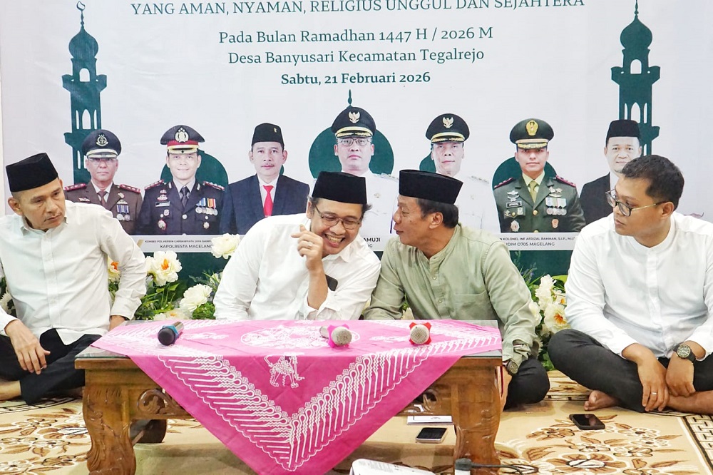 Bupati Magelang Grengseng Pamuji didampingi Wakil Bupati Magelang Sahid dan jajaran Forkopimda saat menghadiri kegiatan buka bersama dan tarawih di Masjid Baitul Rahman, Desa Banyusari, Tegalrejo.