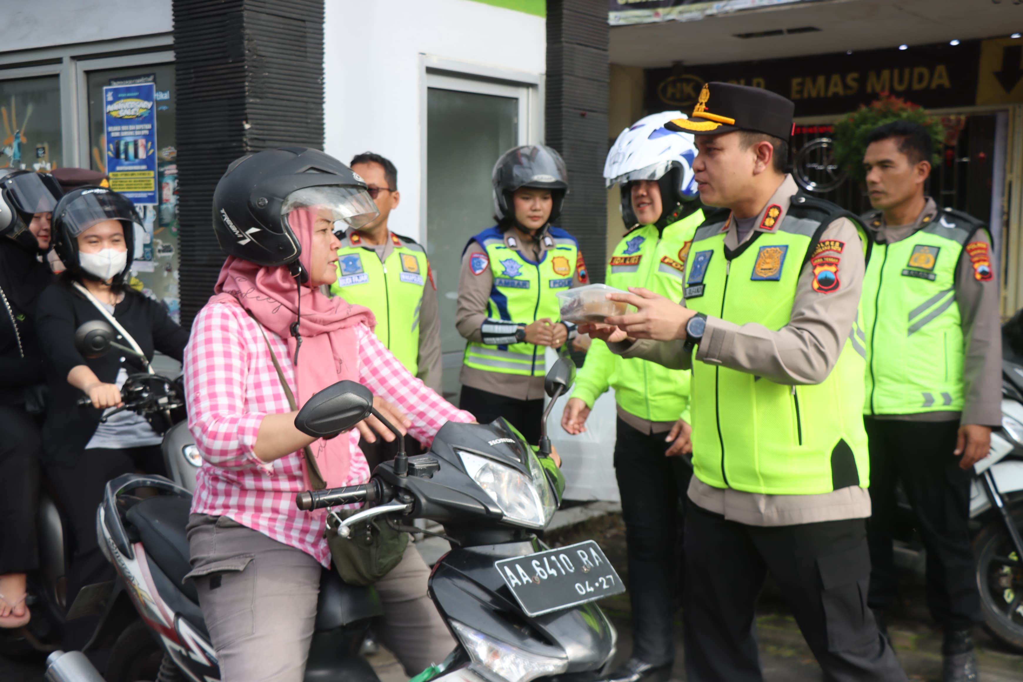 Kapolres Magelang Kota AKBP Dikri Olfandi memimpin patroli kamtibmas sambil membagikan takjil.  &nbsp;