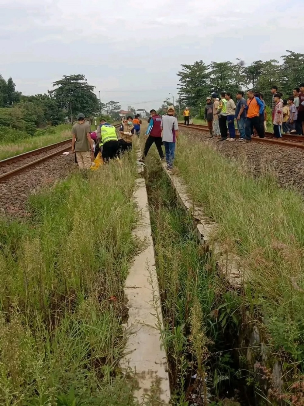 Petugas saat melakukan evakuasi para korban tertemper kereta api di jalur rel dekat GOR Sarengat, Kabupaten Batang, Sabtu (21/2/2026) pagi.  &nbsp;