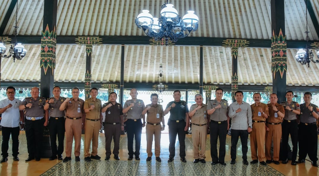 Forkompimda, tokoh masyarakat dan stake holder terkait dalam rapat koordinasi lintas sektoral di Pendopo Bupati Senin (23/2/2026). 