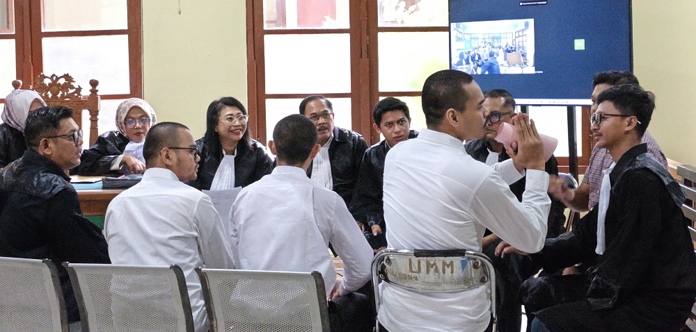 Sidang perdana tiga aktivis di Pengadilan Negeri (PN) Magelang, Senin (23/2/2026). Sidang sempat diskorsing untuk berdiskusi terkait tawaran proses restorative justice dari Majelis Hakum.  