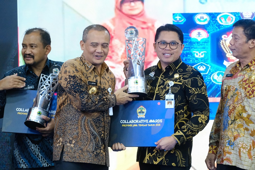 Wali Kota Magelang Damar Prasetyono mendapatkan Collaborative Award Jawa Tengah Tahun 2026 dari Gubernur Jawa Tengah Ahmad Luthfi, Jumat (20/2/2026).