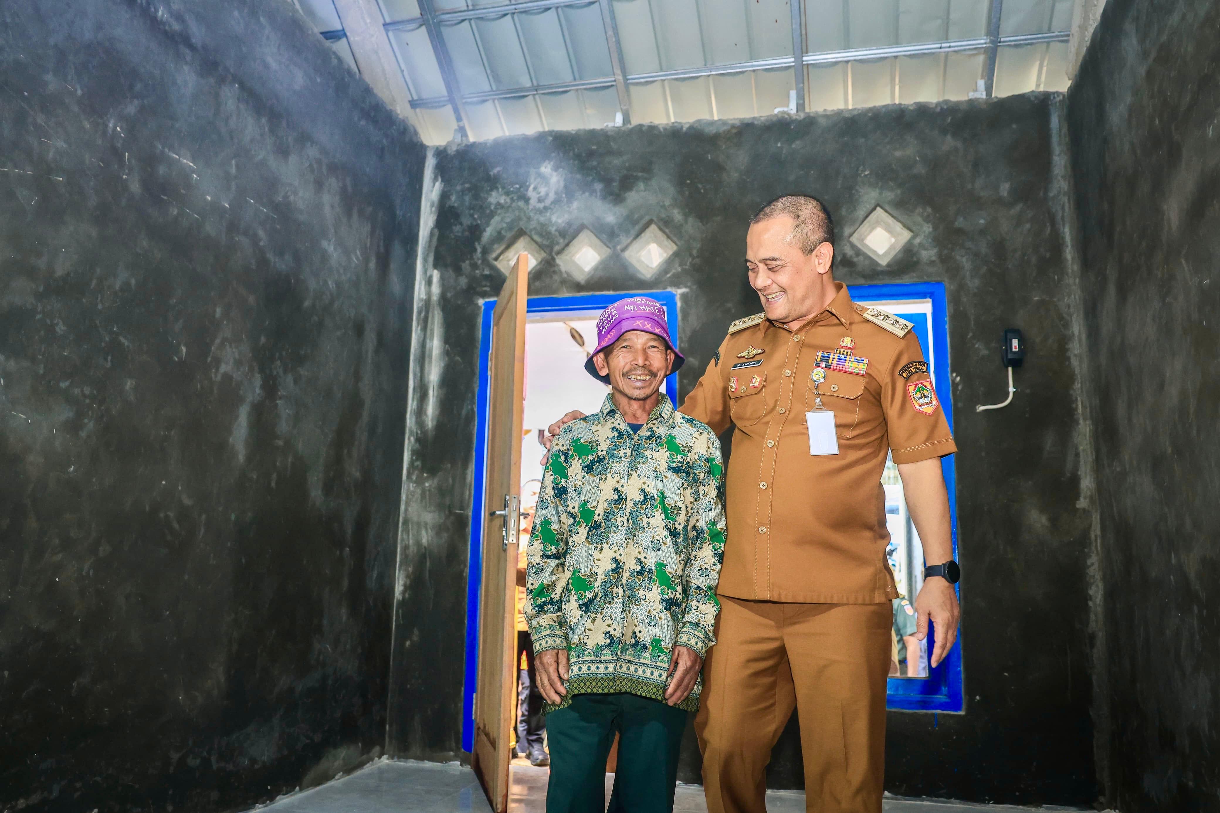 Gubernur Jawa Tengah Ahmad Luthfi menyerahkan hunian tetap kepada warga Desa Dusun Bawang, Desa Aribaya, Kecamatan Pagentan, Kabupaten Banjarnegara, Senin (23/2/2026). 