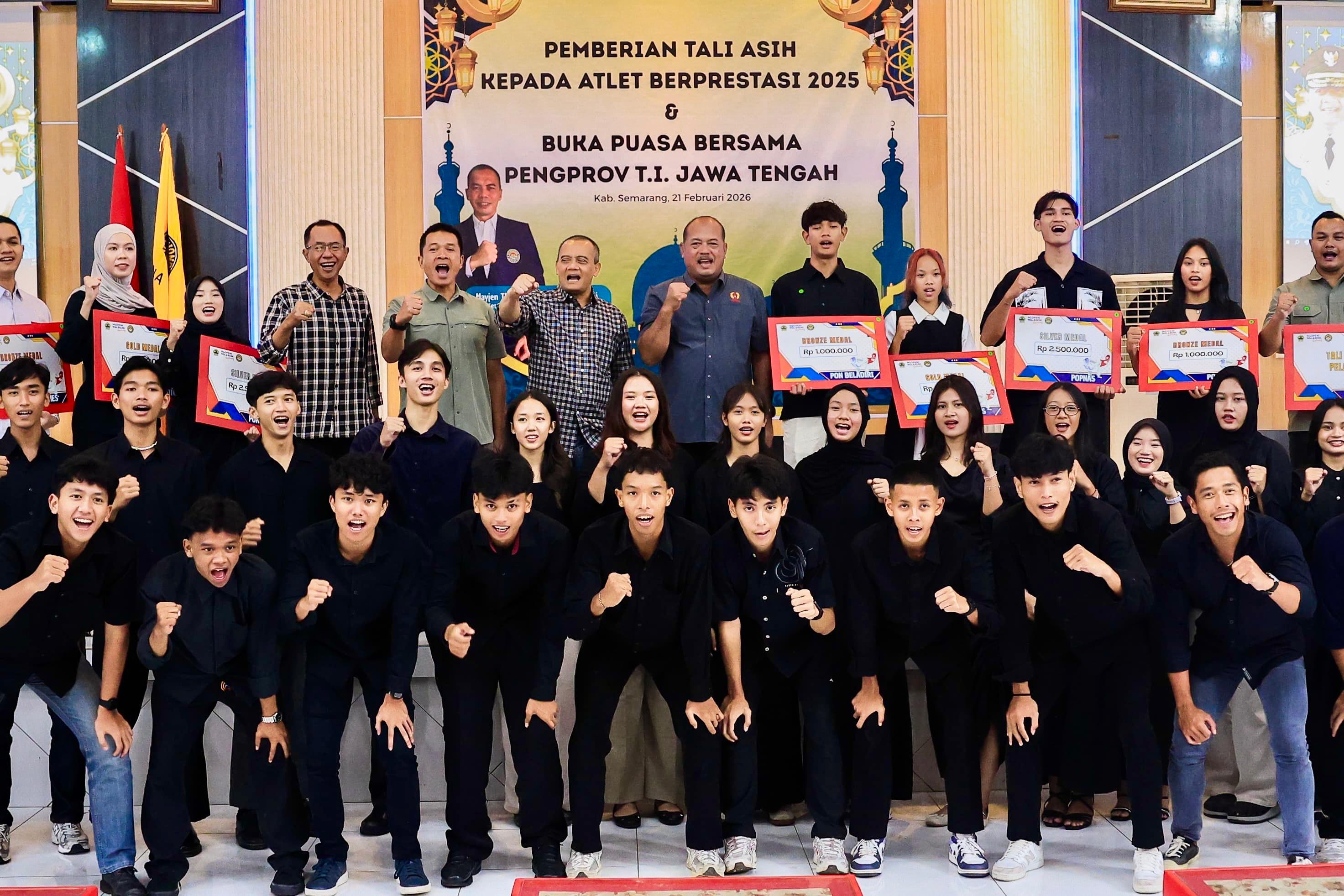 Gubernur Ahmad Luthfi bersama atlet taekwondo berprestasi usai menyerahkan tali asih di Gedung PGRI, kompleks GOR Wujil Ungaran, Kabupaten Semarang, Sabtu (21/2/2026).