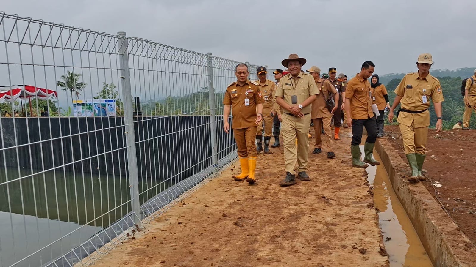 Gubernur Jateng Ahmad Luthfi bersama jajaran meninjau Embung Geblog di Desa Geblog, Kecamatan Kaloran, Kabupaten Temanggung usai diresmikan Senin (23/2/2026).