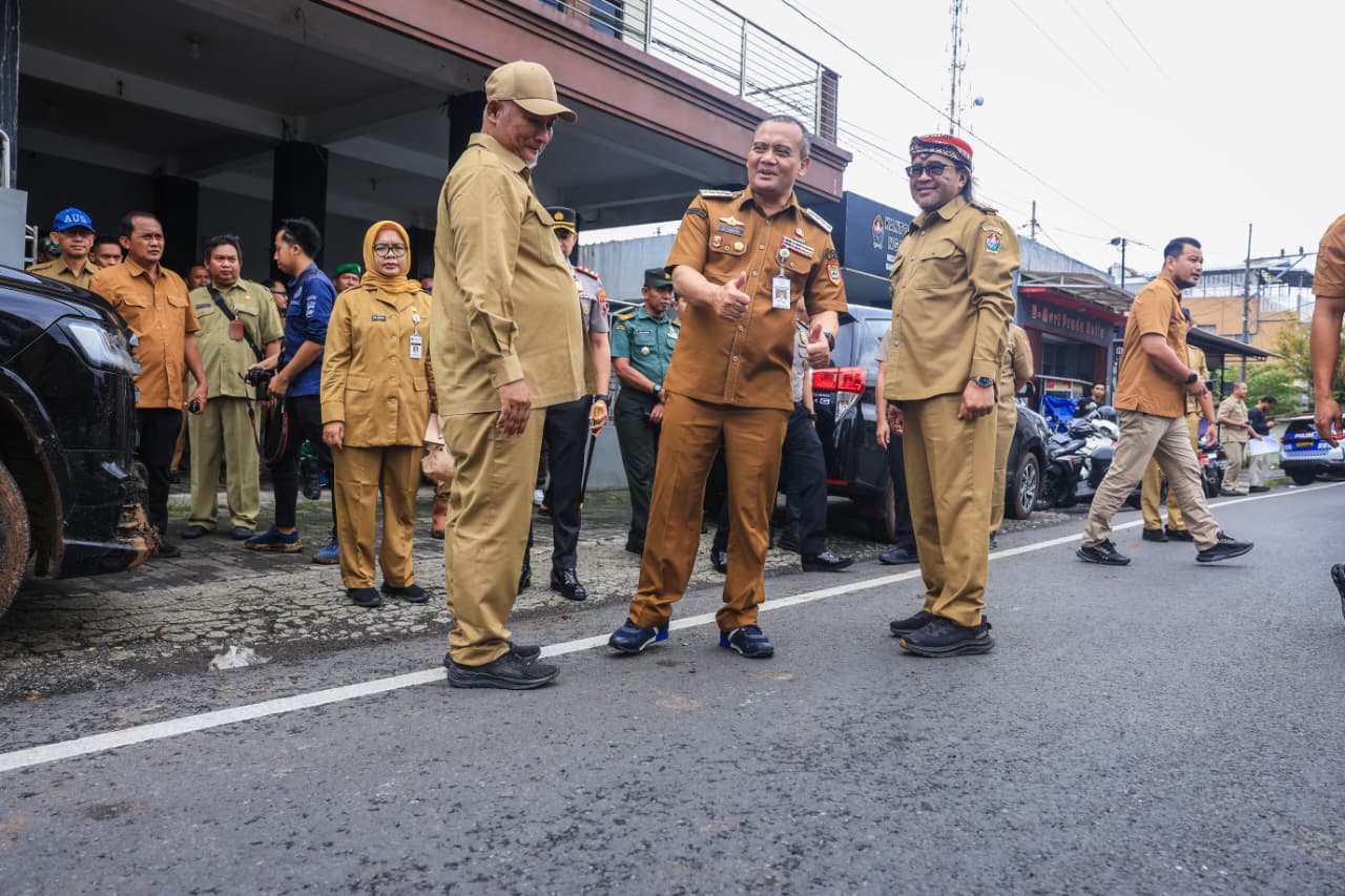 Gubernur Jawa Tengah Ahmad Luthfi bersama Bupati Temanggung Agus Setyawan meresmikan ruas jalan Parakan (Temanggung)&mdash;Patean (Kendal), Senin (23/2/2026).