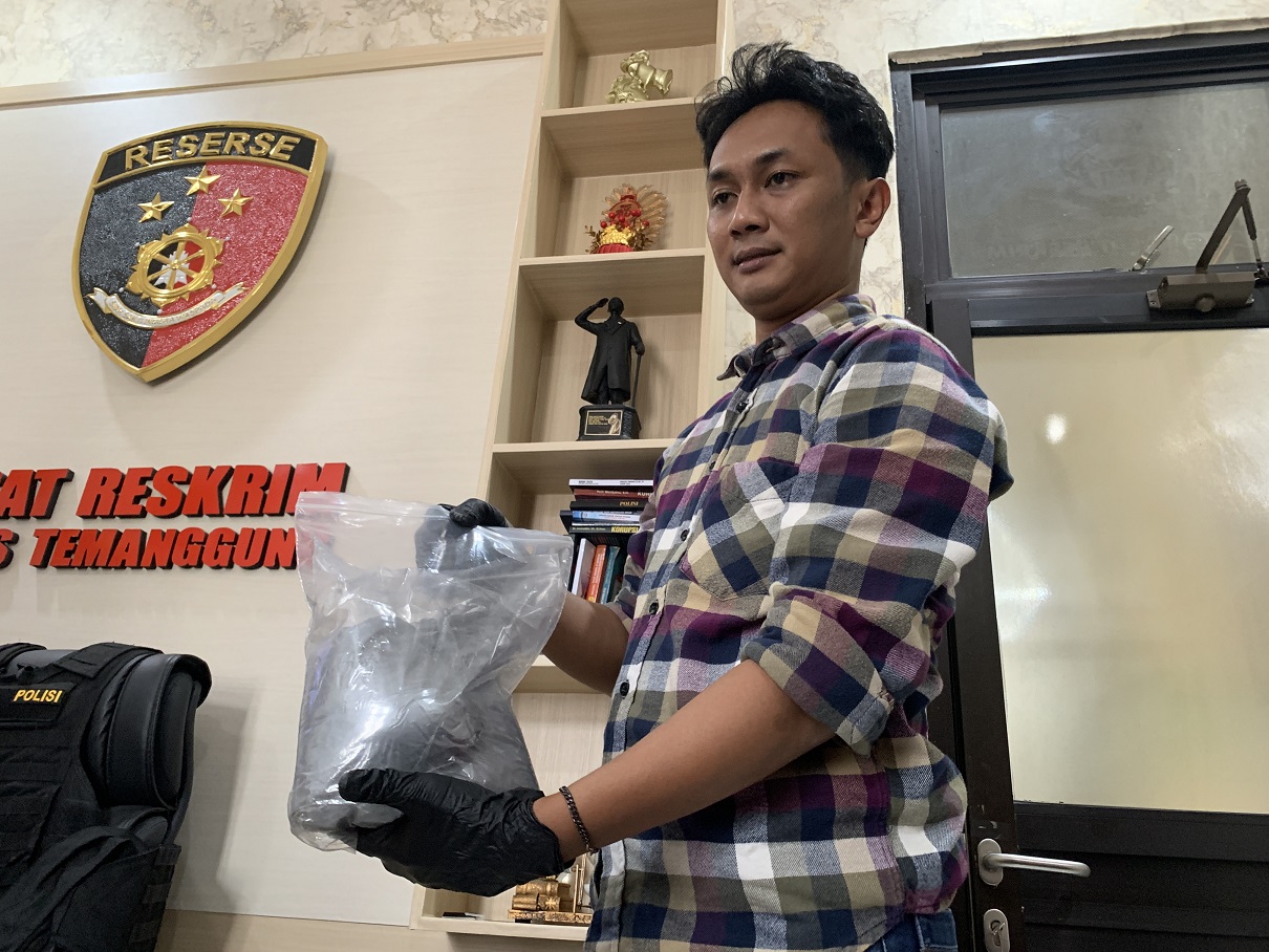 Barang bukti bahan peledak yang diamankan kepolisian dari tangan tersangka remaja berusia 18 tahun.