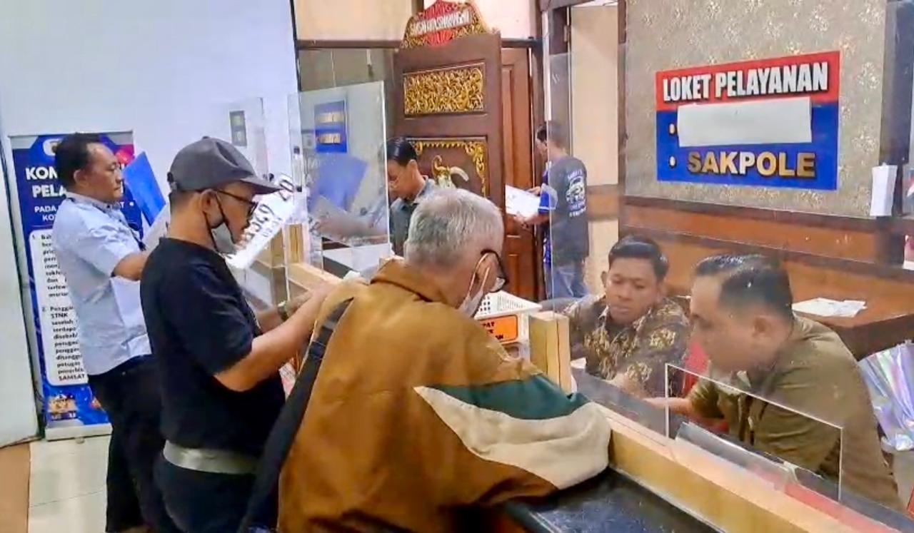 Warga tengah membayar pajak kendaraan di kantor Samsat. Mulai 20 Februari 2026 diberlakukan diskon 5 persen untuk pembayaran pajak kendaraan bermotor. 