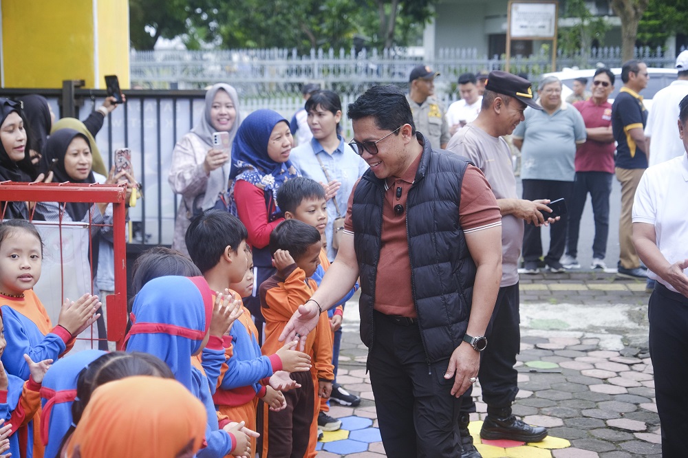  Wali Kota Magelang Damar Prasetyono menyapa siswa dan warga yang terlibat kegiatan membersihkan lingkungan dalam peringatan HPSN 2026 dan mendukung program ASRI, Selasa (24/2/2026).