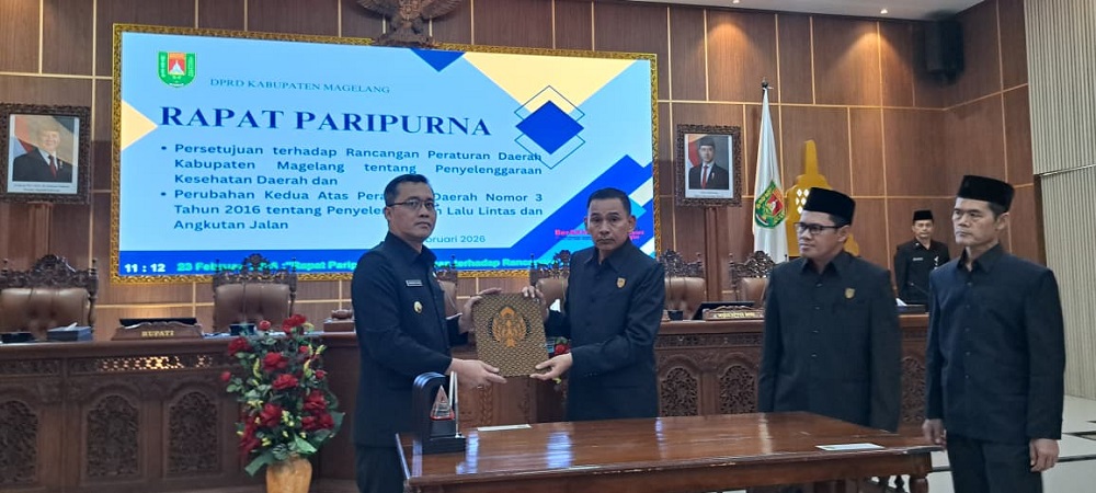 Ketua DPRD Kabupaten Magelang Sakir bersama Bupati Magelang Grengseng Pamuji menandatangani persetujuan Raperda menjadi Perda dalam Rapat Paripurna, Senin (23/2/2026).