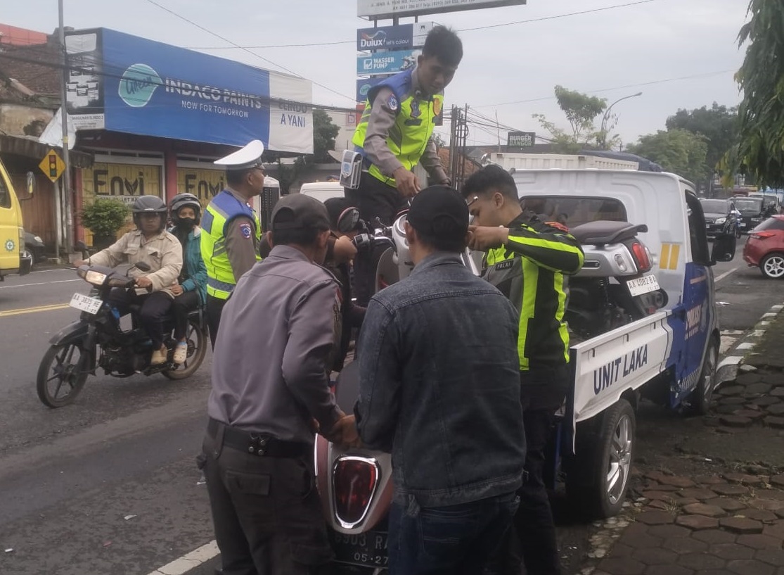 Petugas Satlantas Polres Magelang Kota mengevakuasi kendaraan yang terlibat kecelakaan di Kupatan, Jalan Ahmad Yani Magelang.