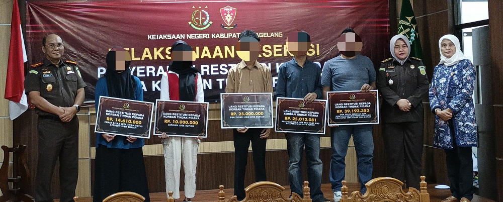 Kajari Kabupaten Magelang Robin Abdi Ketaren didampingi Wakil Ketua LPSK Sri Nurherwati. menyerahkan restitusi kepada korban kekerasan, Selasa (24/2/2026).