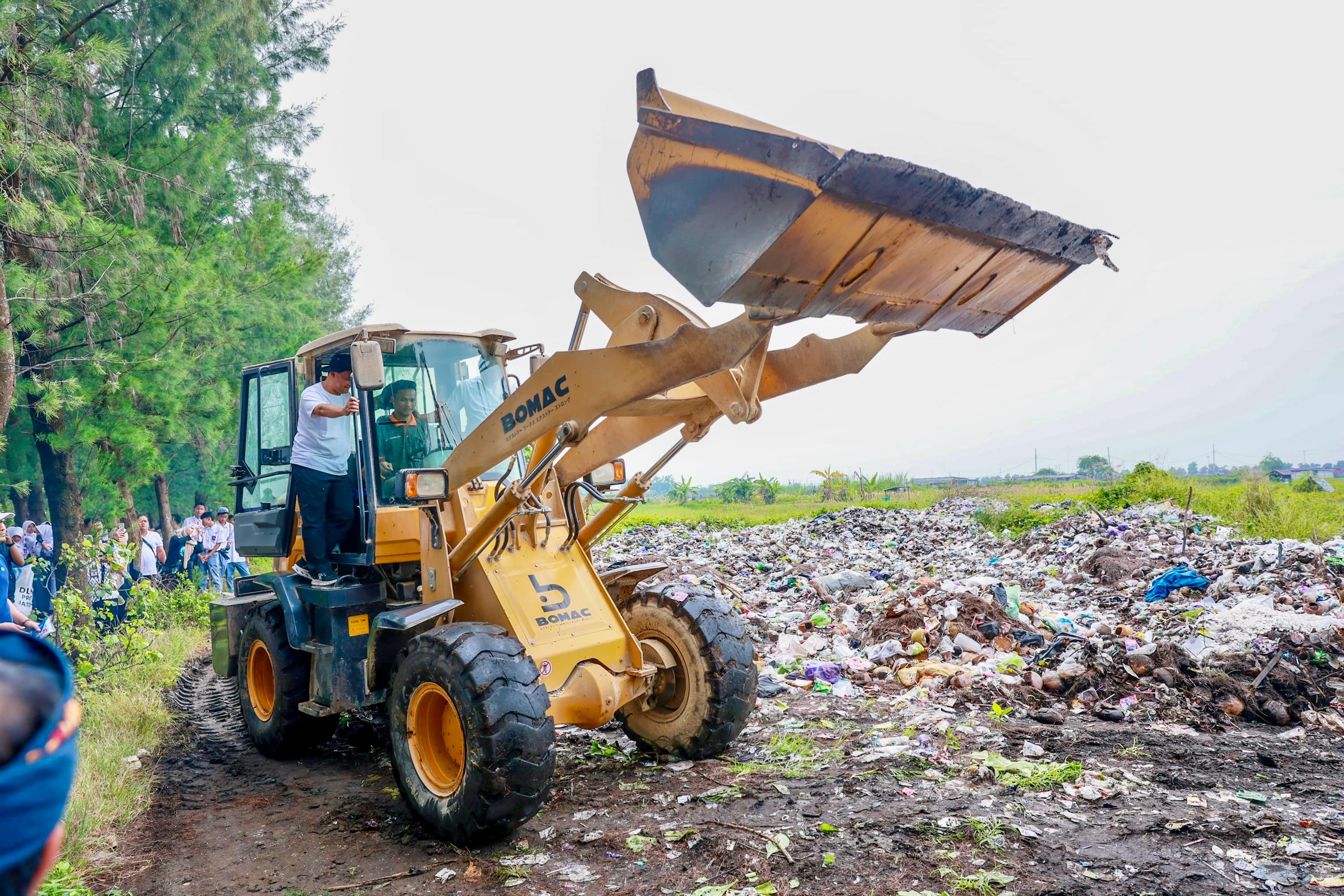Gubernur Jawa Tengah Ahmad Luthfi bersama Wakil Gubernur Taj Yasin memimpin aksi bersih sampah dengan menaiki loader di Pantai Jodo, Desa Desa Sidorejo, Kecamatan Gringsing, Batang, Selasa (26/2/226).