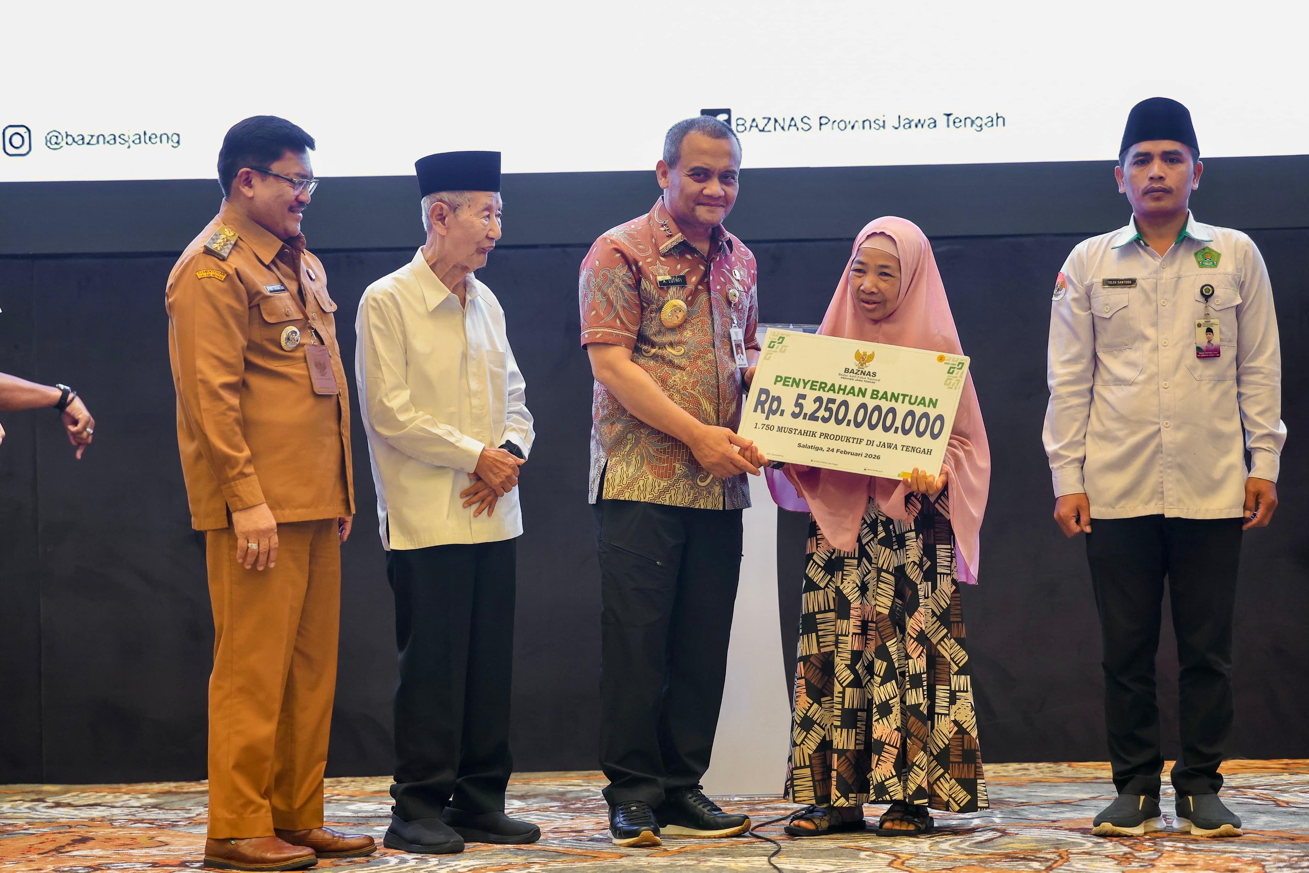 Gubernur Jateng Ahmad Luthfi menyerahkan bantuan modal usaha bagi pelaku UMKM di Salatiga, Selasa (24/2/2026).