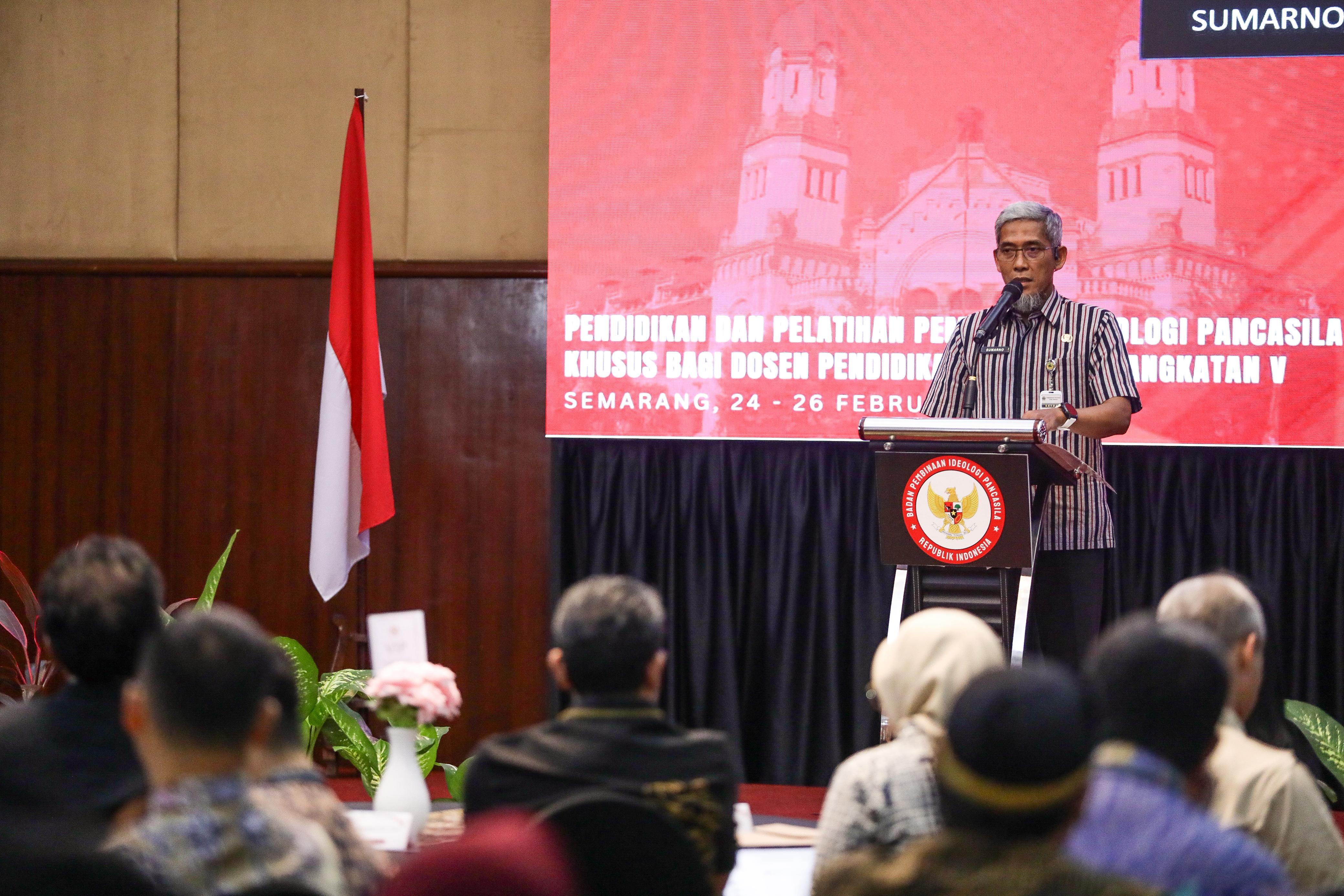 Sekretaris Daerah Provinsi Jawa Tengah Sumarno berbicara di depan peserta pendidikan dan pelatihan pembinaan ideologi Pancasila di Hotel Novotel Semarang, Selasa (24/2/2026).