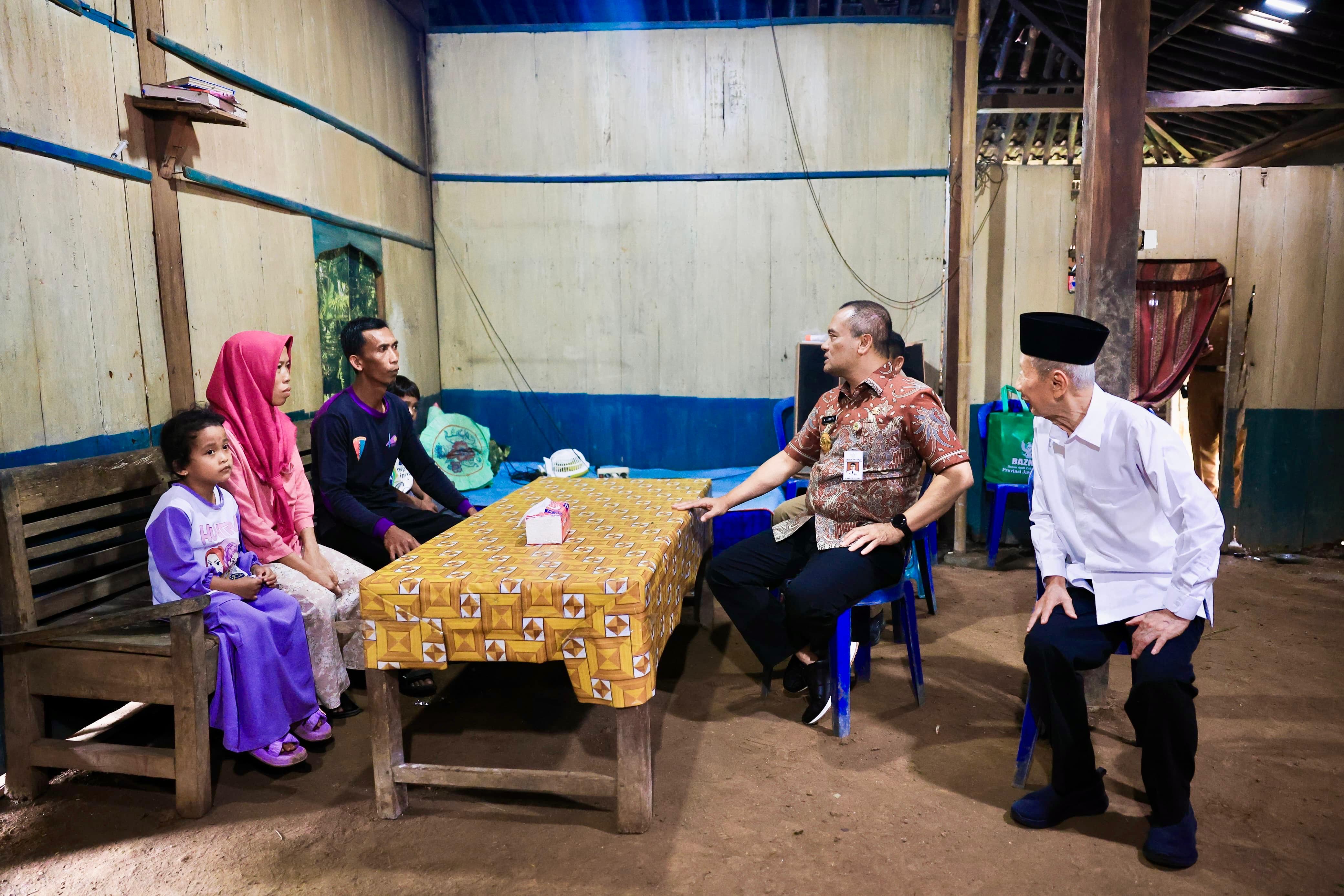 Gubernur Jawa Tengah, Ahmad Luthfi, meninjau rumah  Hartato, buruh tani di Desa Tawang, Kecamatan Susukan, Kabupaten Semarang, Selasa (24/2/2026). 