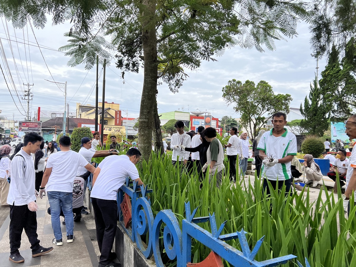 Jajaran Pemkab Wonosobo mengadakan aksi bersih serentak di Taman Plaza, Selasa (24/2/2026).