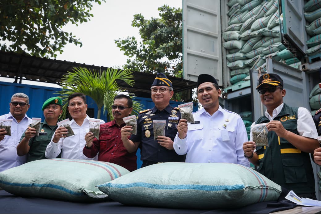 Wakil Gubernur Jateng Taj Yasin bersama jajaran Bea Cukai menunjukkan kratom yang hendak diselundupkan ke luar negeri. 
