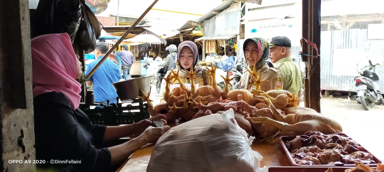 Petugas tengah memantau harga kebutuhan pokok  di pasar tradisional. Secara umum harga masih stabil.