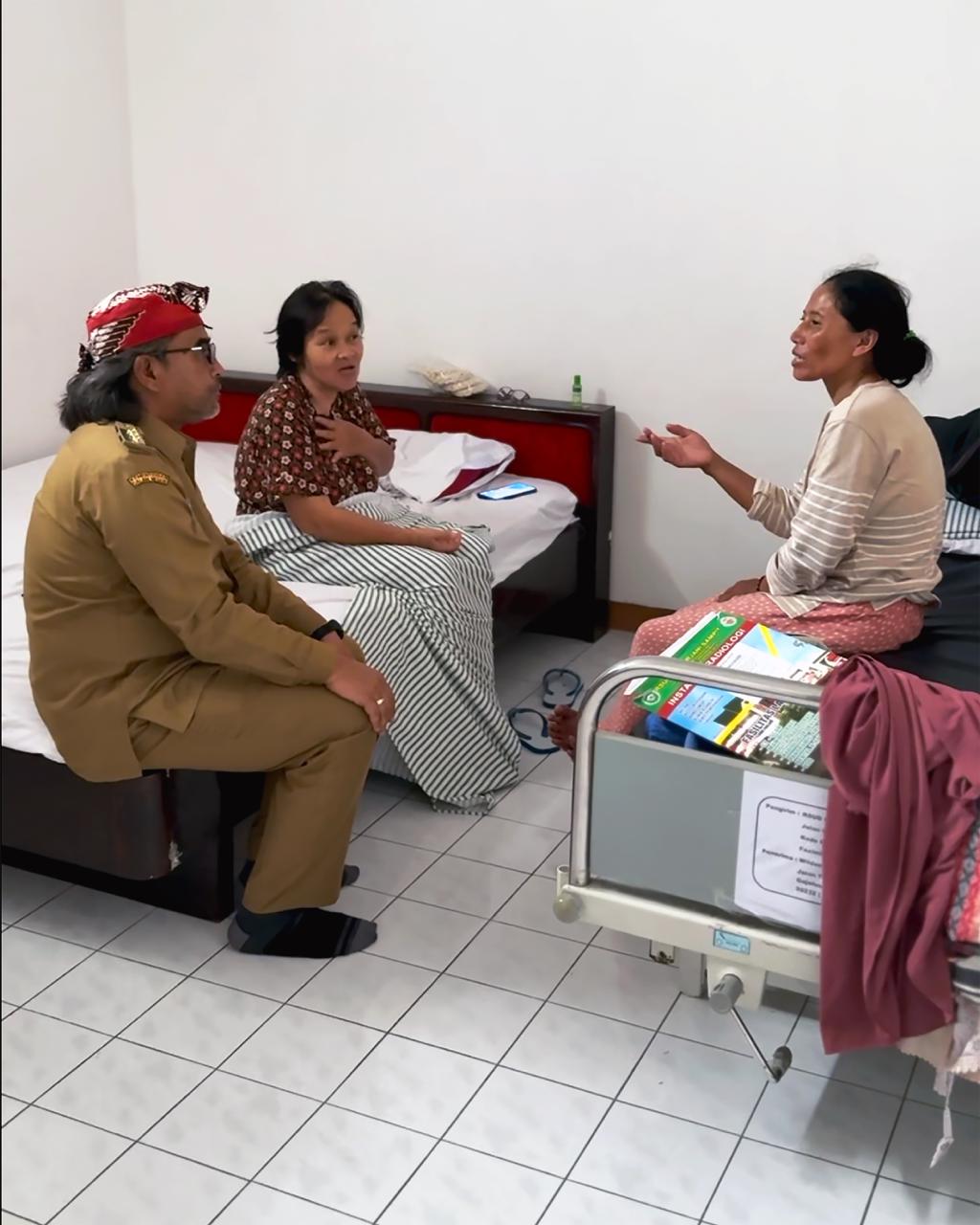 Bupati Temanggung Agus Setyawan berbincang dengan warga yang menginap di Rumah Singgah di Kota Semarang. 