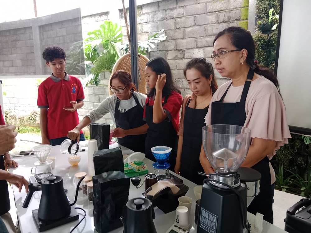 Umat Gereja Santo Antonius Padua Muntilan mengikuti workshop barista di Kota Kopi Roastery Muntilan.   