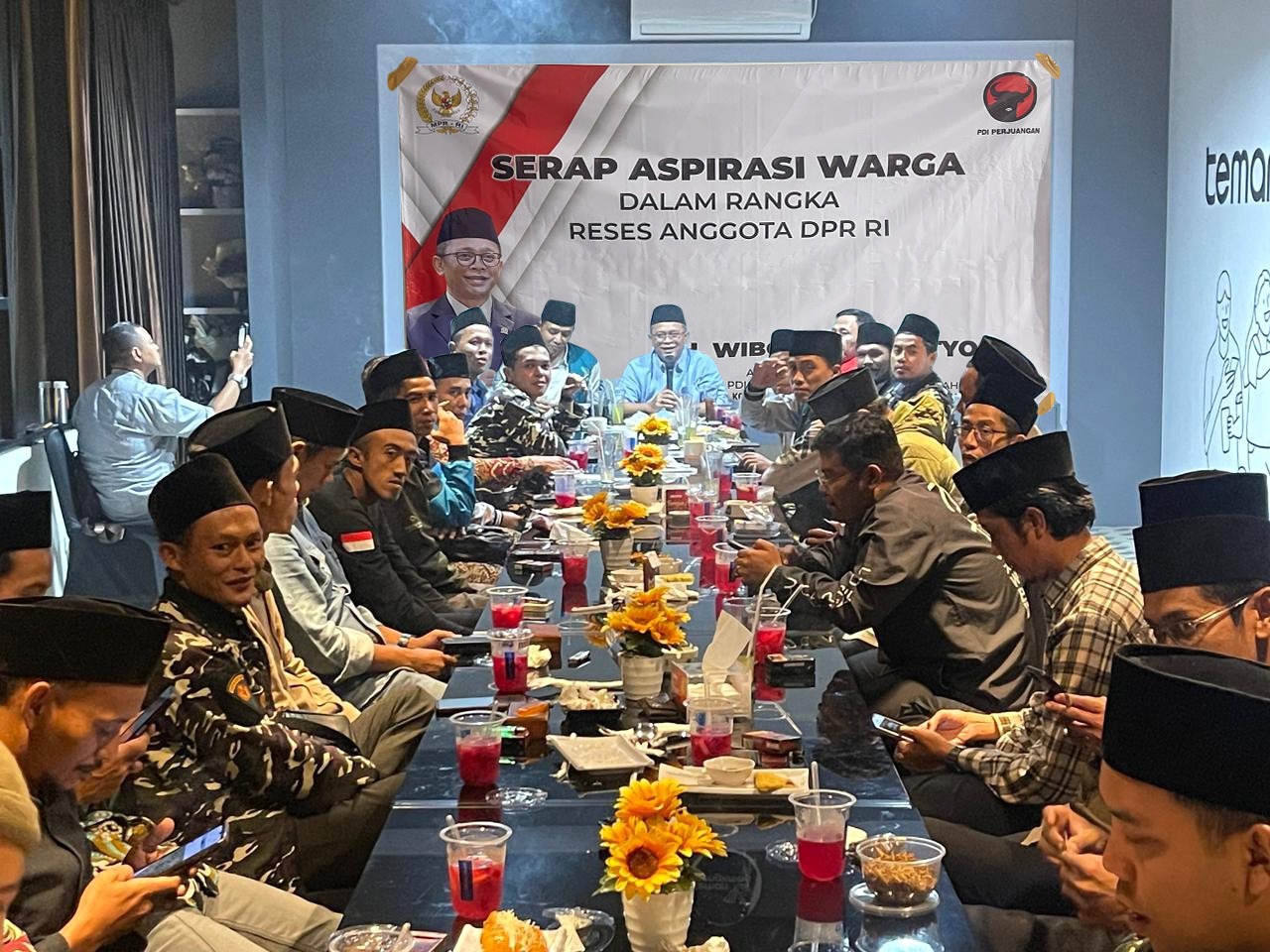Anggota Komisi VIII DPR RI Fraksi PDI Perjuangan Wibowo Prasetyo saat berdialog bersama jajaran Pengurus Cabang Gerakan Pemuda Ansor Kabupaten Temanggung.  