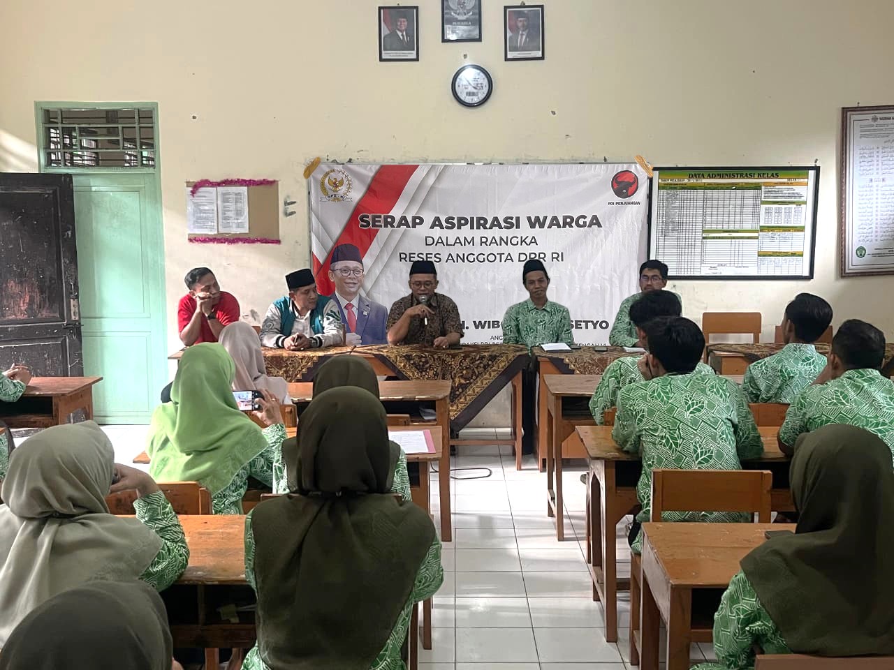 Anggota Komisi VIII DPR RI Fraksi PDI Perjuangan Wibowo Prasetyo saat berdialog dengan guru dan kepala MTs Jumo, Kecamatan Jumo, Kabupaten Temanggung, Rabu (25/2/2026). 