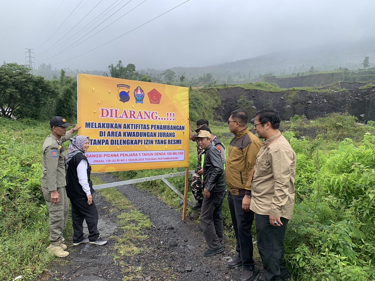 Petugas memasang papan penutupan lokasi tambang galian C ilegal yang merusak lingkungan di wilayah Kwadungan Jurang, Kecamatan Kledung, Temanggung.  