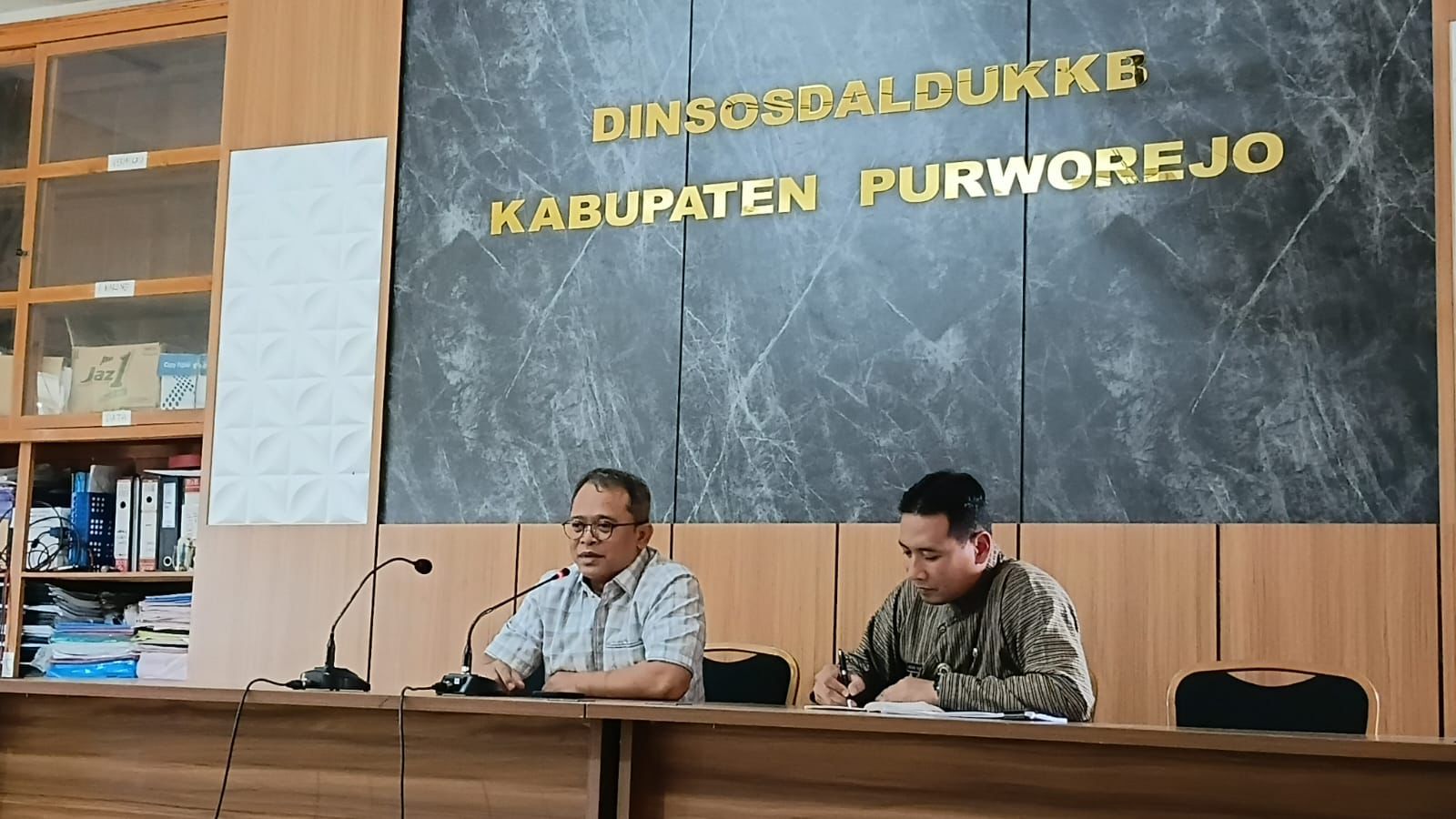 Anggota Komisi VIII DPR RI Fraksi PDI Perjuangan Wibowo Prasetyo bersama jajaran Dinas Sosial, Pengendalian Penduduk dan Keluarga Berencana (Dinsosdukkb) Purworejo.