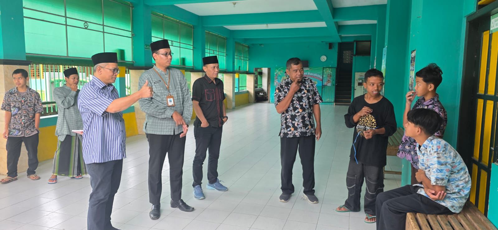 Anggota Komisi VIII DPR RI Fraksi PDI Perjuangan Wibowo Prasetyo berbincang dengan para siswa SLB Ma&rsquo;arif Muntilan, Kabupaten Magelang, Kamis (26/2/2026).
