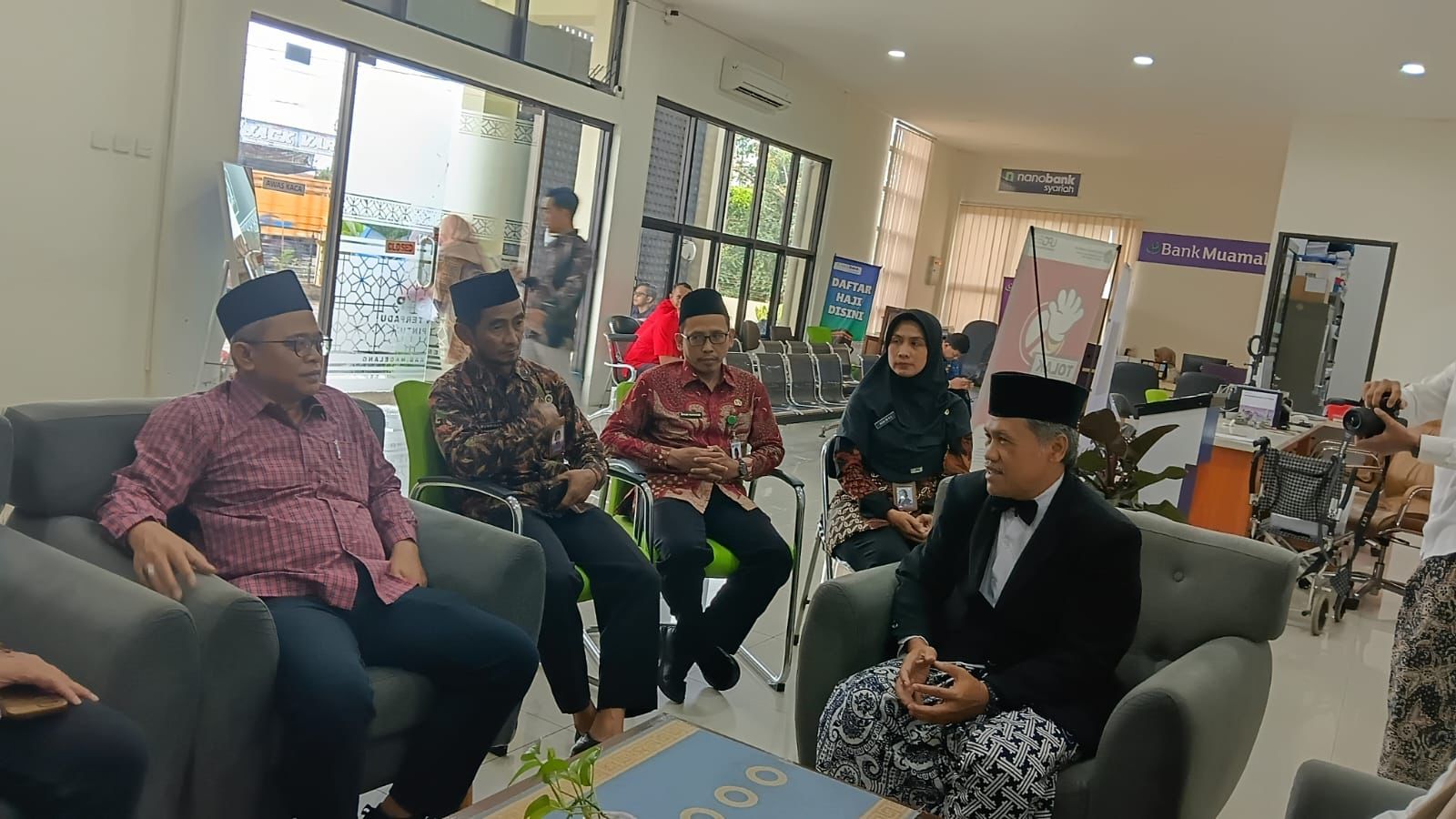 Anggota Komisi VIII DPR RI Fraksi PDI Perjuangan Wibowo Prasetyo mendatangi Kantor Kemenhaj Kabupaten Magelang untuk menindaklanjuti keluhan calon jemaah haji asal Borobudur.