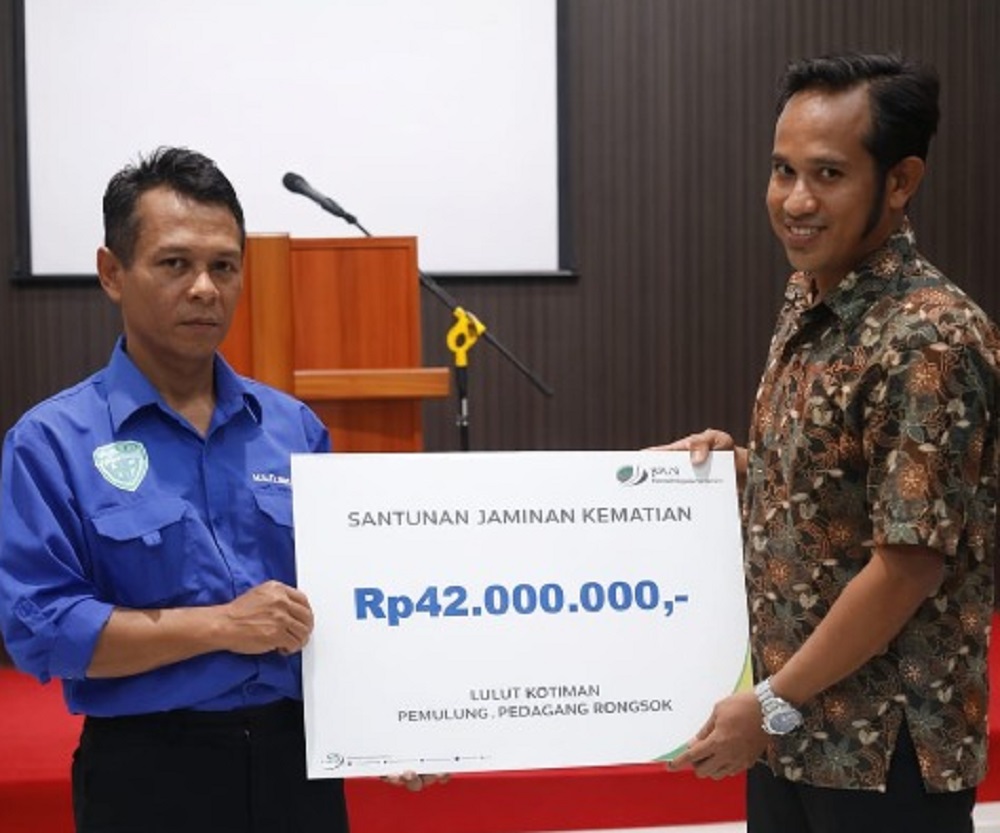 BPJS Ketenagakerjaan menyerahkan santunan kematian bagi keluarga peserta Lulut Khotiman, pedagang rosok di Magelang, Rabu (18/2/2026)
