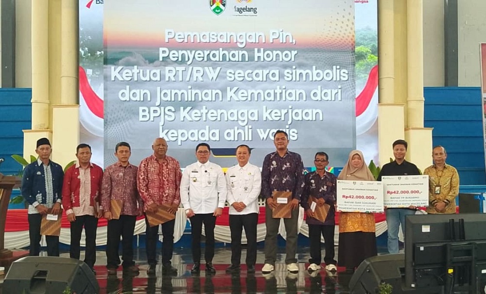 Wali Kota Magelang Damar Prasetyono dan Wakil Wali Kota Magelang dr Sri Harso (tengah) menyerahkan santunan kematian dari BPJS Ketenagakerjaan kepada ahli waris peserta, Sabtu (14/2/2026).