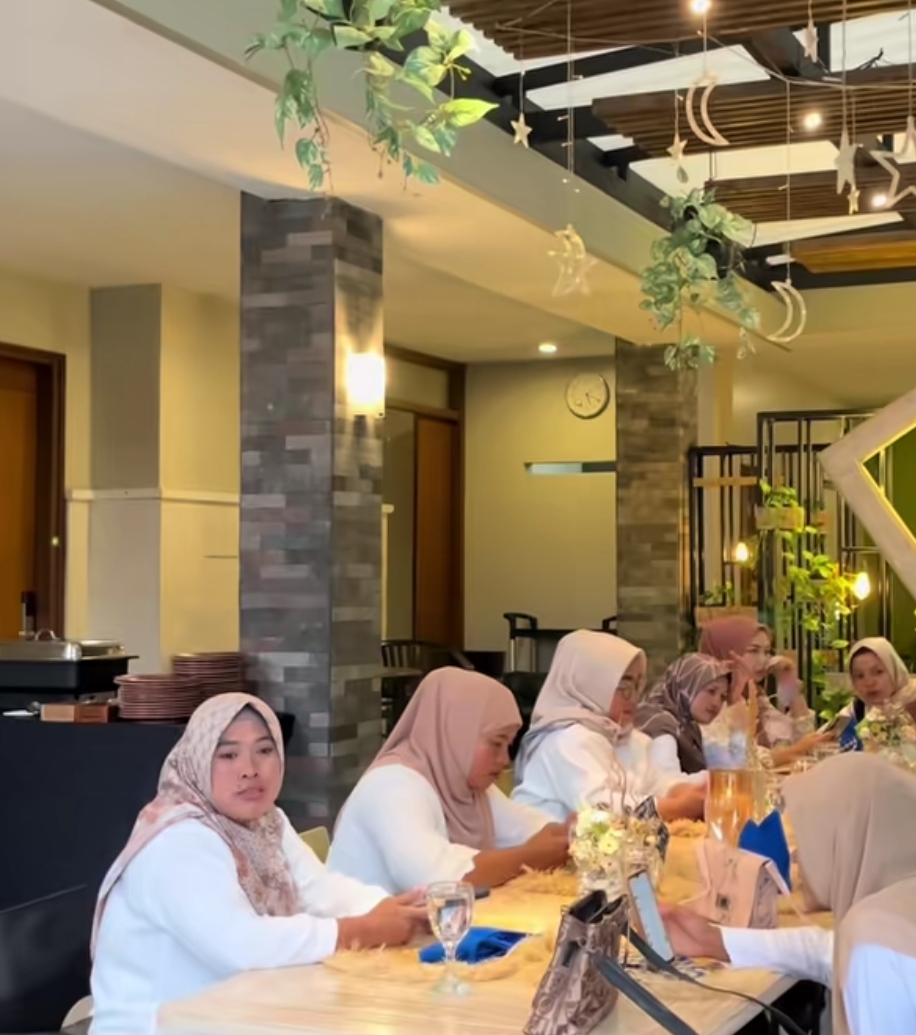 Para pegawai Satuan Pelayanan Pemenuhan Gizi (SPPG) Gondangsari, Kecamatan Pakis, Kabupaten Magelang bukber mewah di Hotel Sriti Magelang.