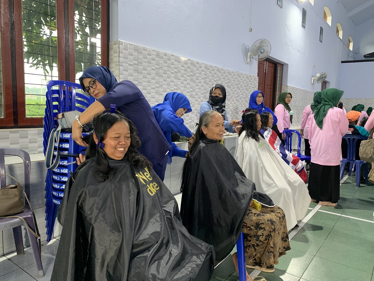 Petugas Pengelola Sampah Non Organik (PPSNO) mendapatkan layanan gratis potong rambut dari GOW Temanggung. Selain itu menerima bantuan sembako.